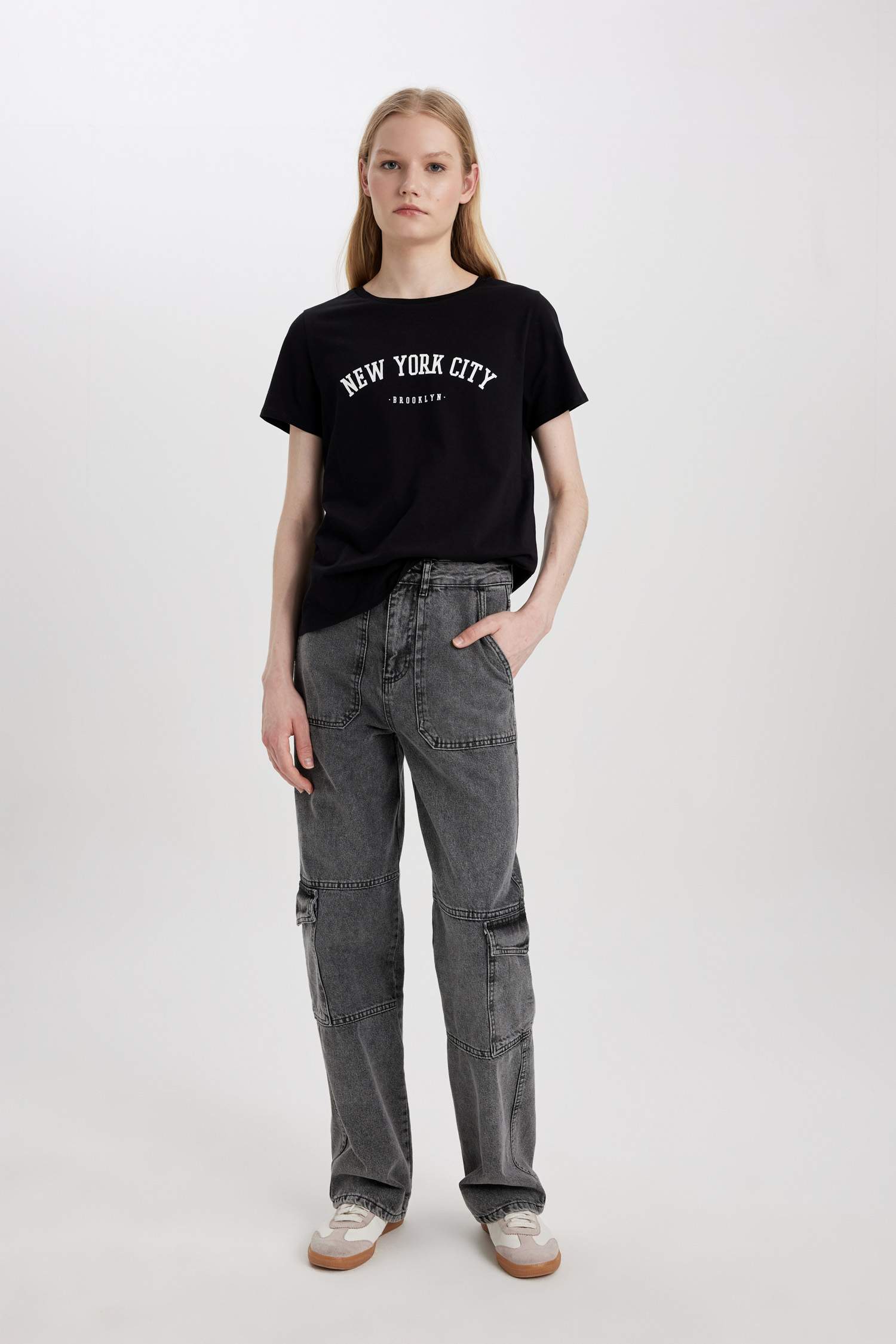 تيشيرت نص كم برقبة مستديرة وقصة عادية