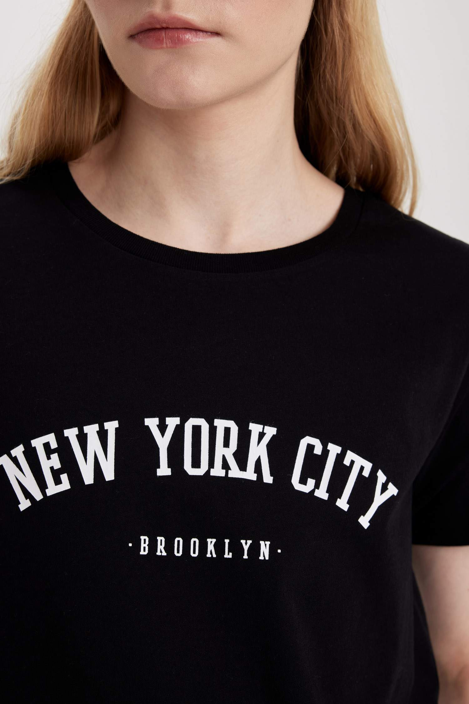 تيشيرت نص كم برقبة مستديرة وقصة عادية