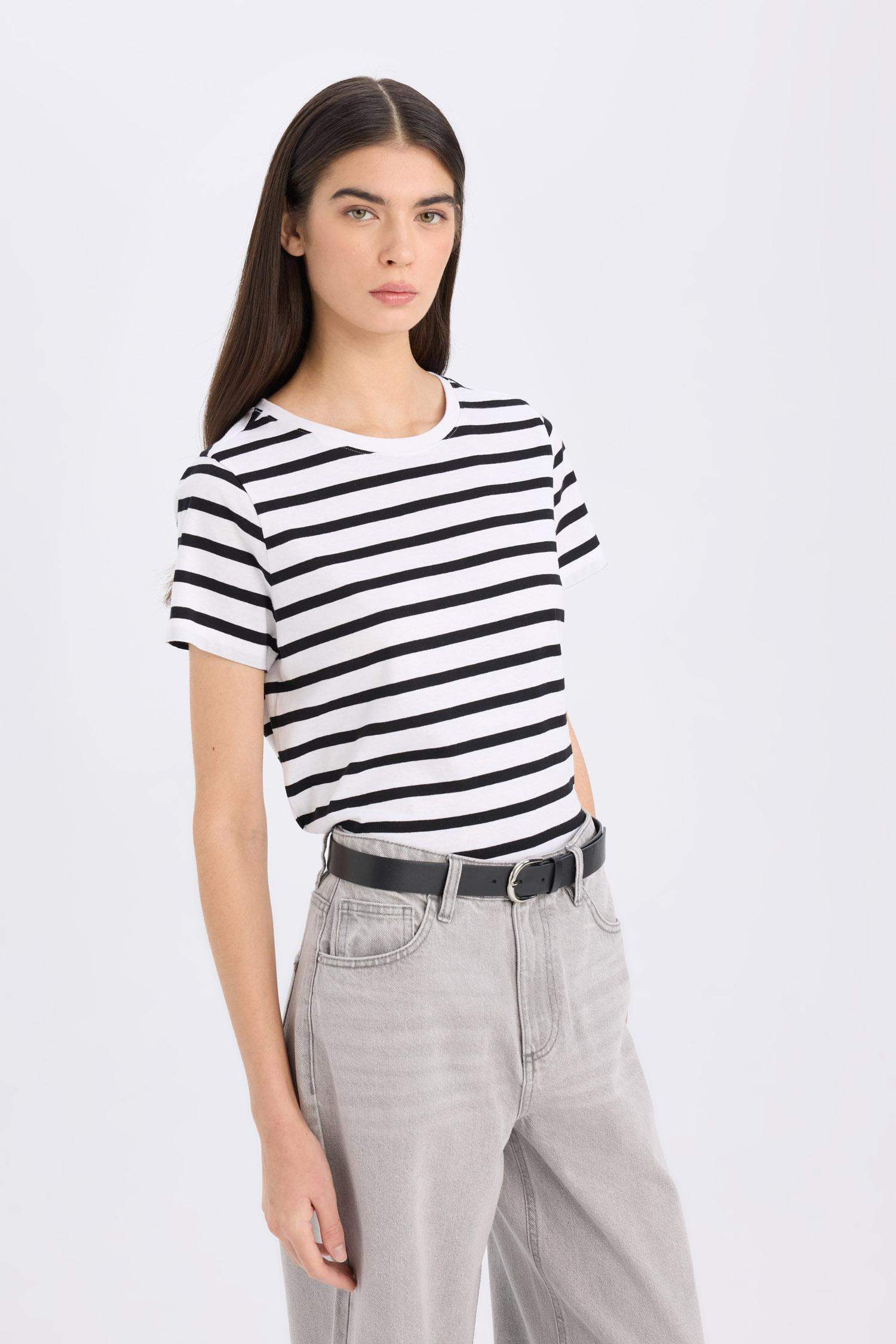 تيشيرت نص كم مخطط قصة عادية برقبة مستديرة