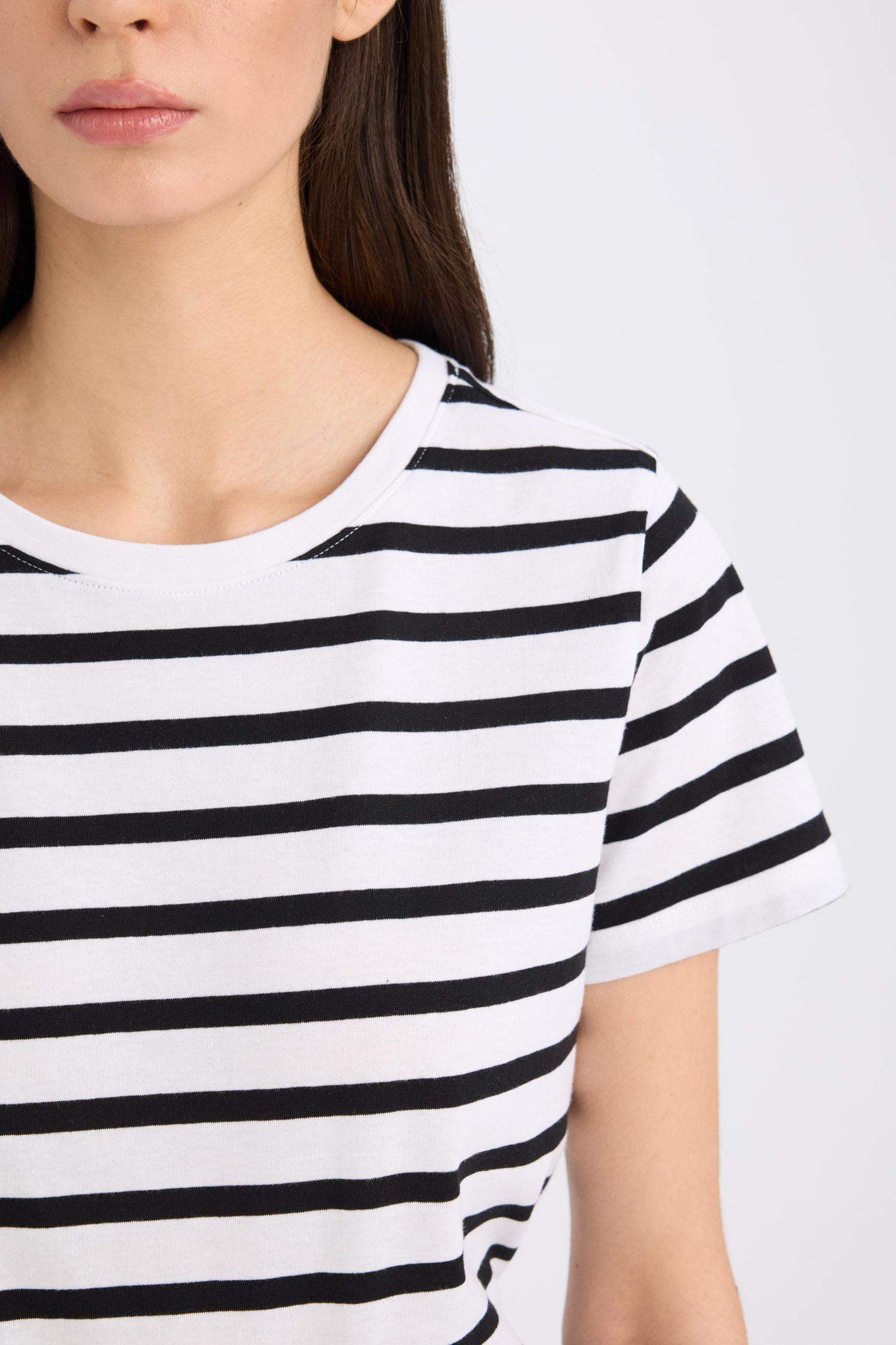 تيشيرت نص كم مخطط قصة عادية برقبة مستديرة