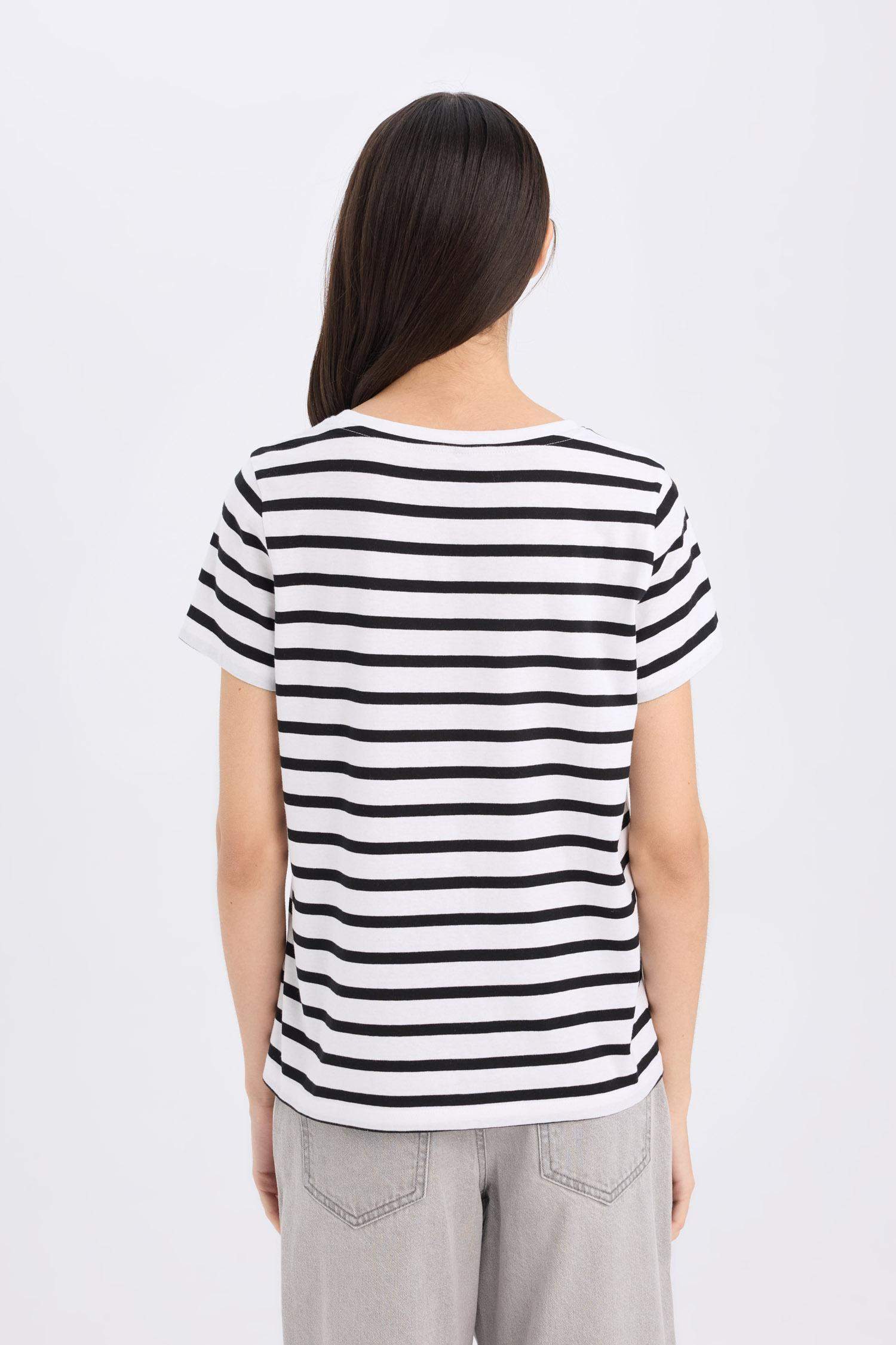 تيشيرت نص كم مخطط قصة عادية برقبة مستديرة