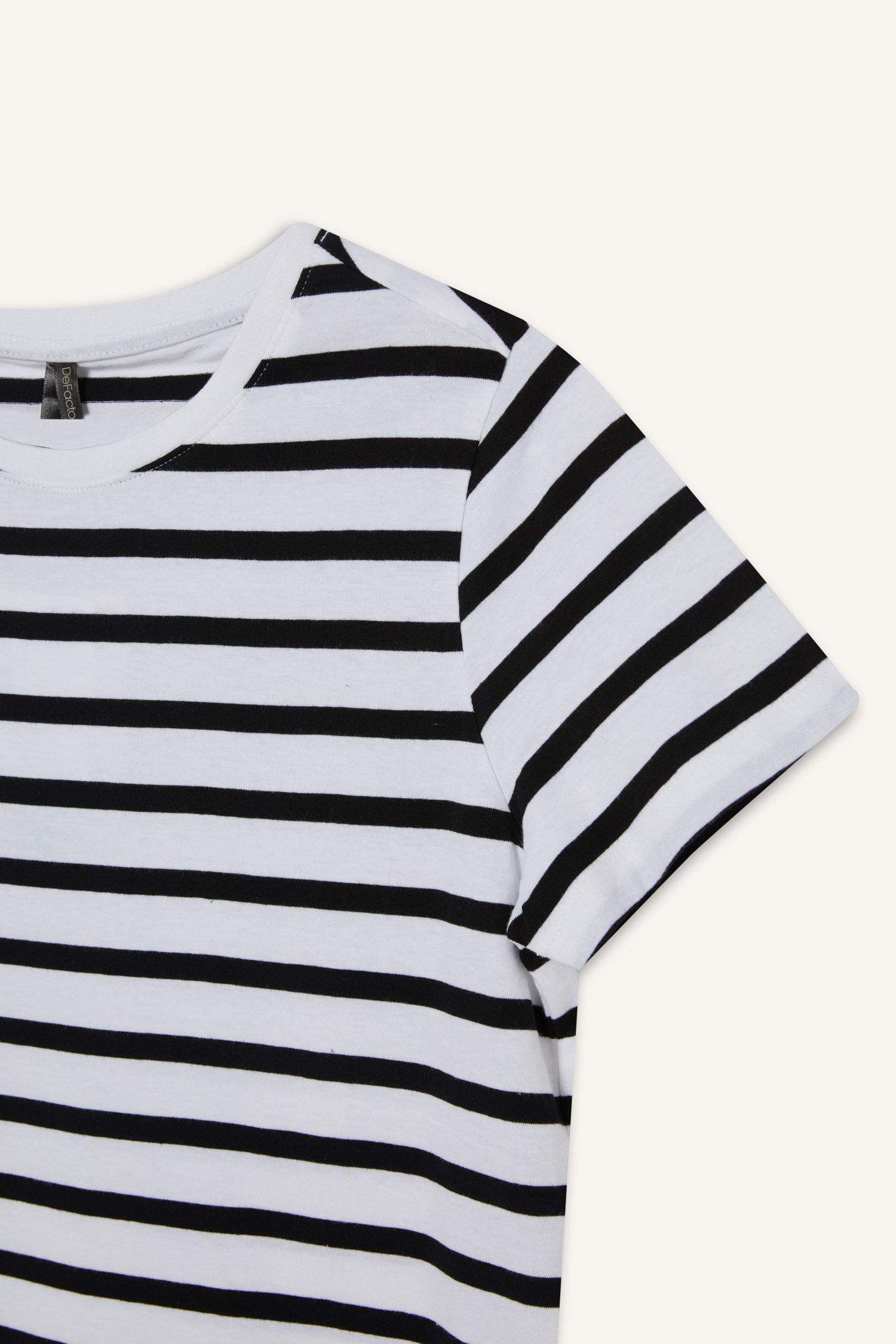 تيشيرت نص كم مخطط قصة عادية برقبة مستديرة