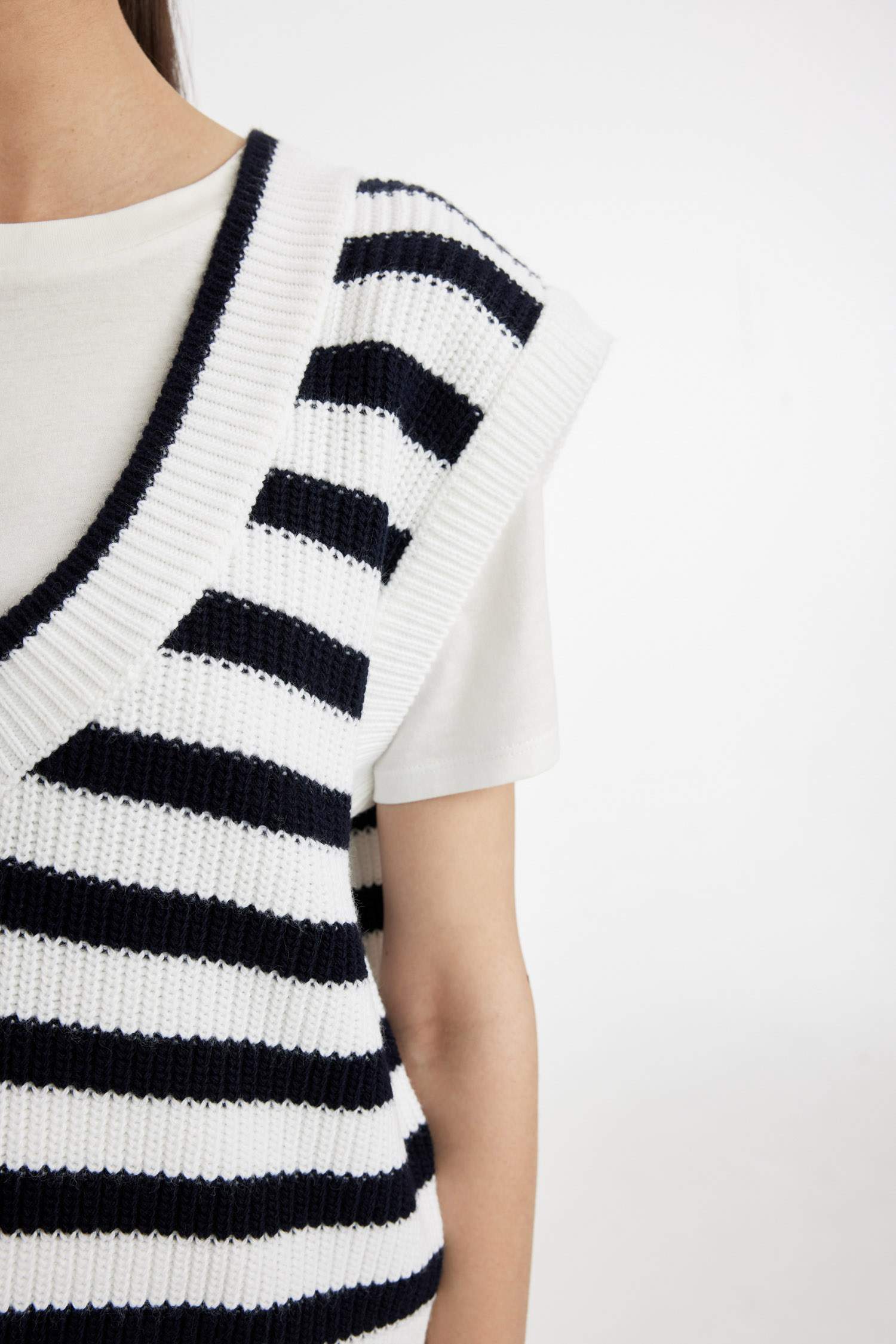 Regular Fit Çizgili V Yaka Selanik Kumaş Triko Süveter