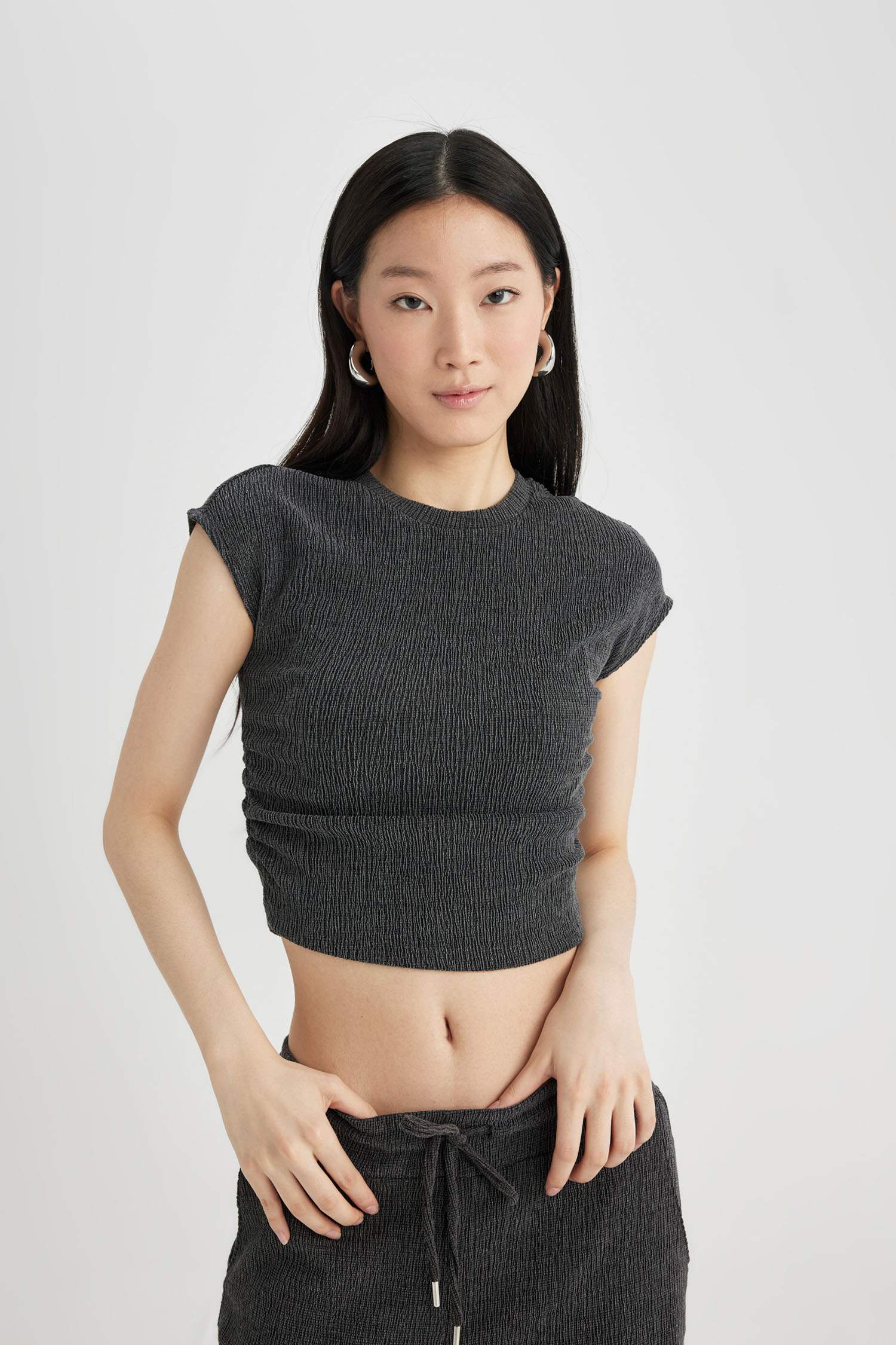 Slim Fit Dar Kesim Bisiklet Yaka Bürümcük Kısa Kollu Tişört