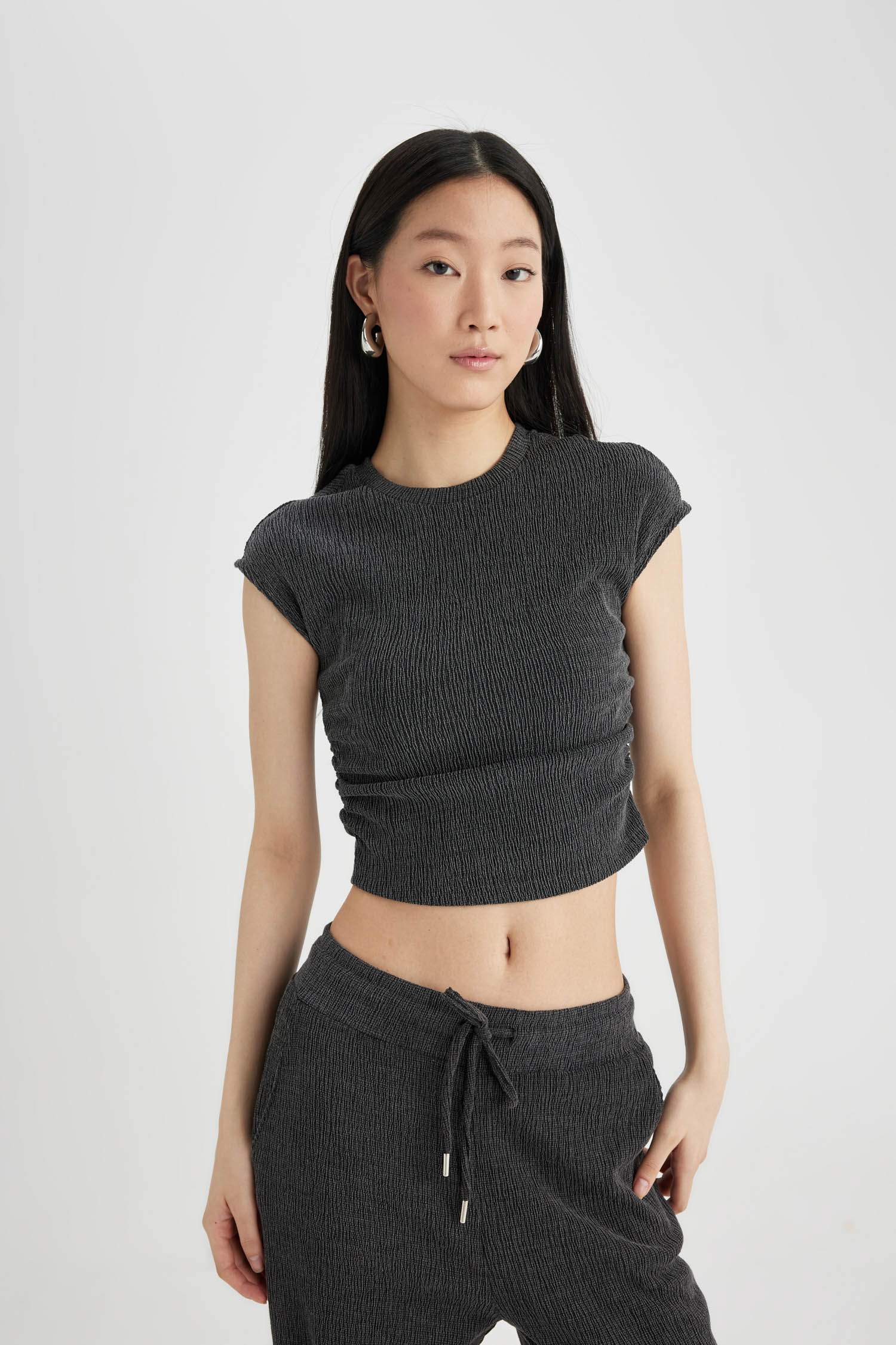 Slim Fit Dar Kesim Bisiklet Yaka Bürümcük Kısa Kollu Tişört