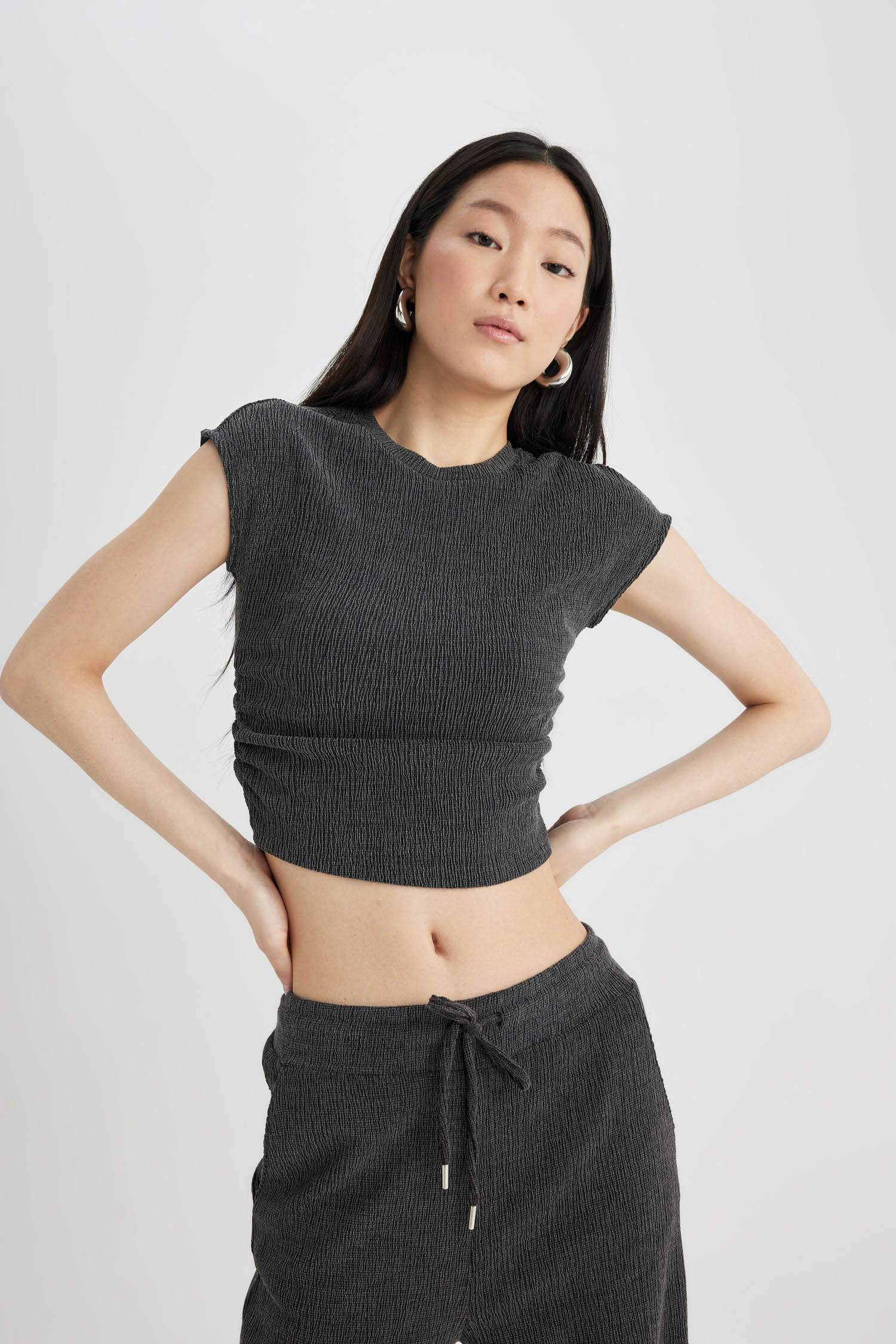 Slim Fit Dar Kesim Bisiklet Yaka Bürümcük Kısa Kollu Tişört