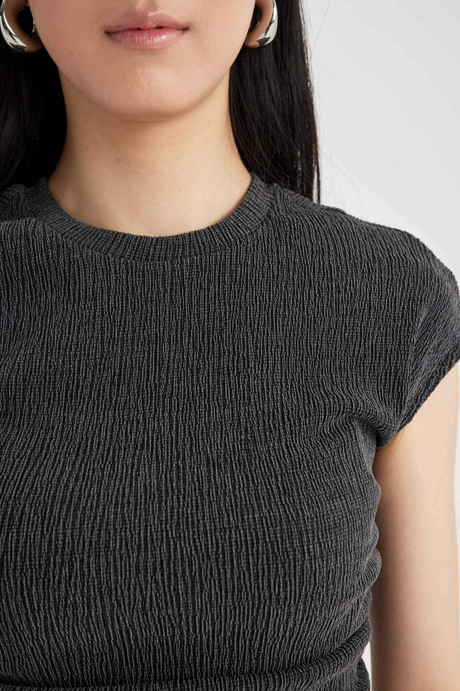 Slim Fit Dar Kesim Bisiklet Yaka Bürümcük Kısa Kollu Tişört