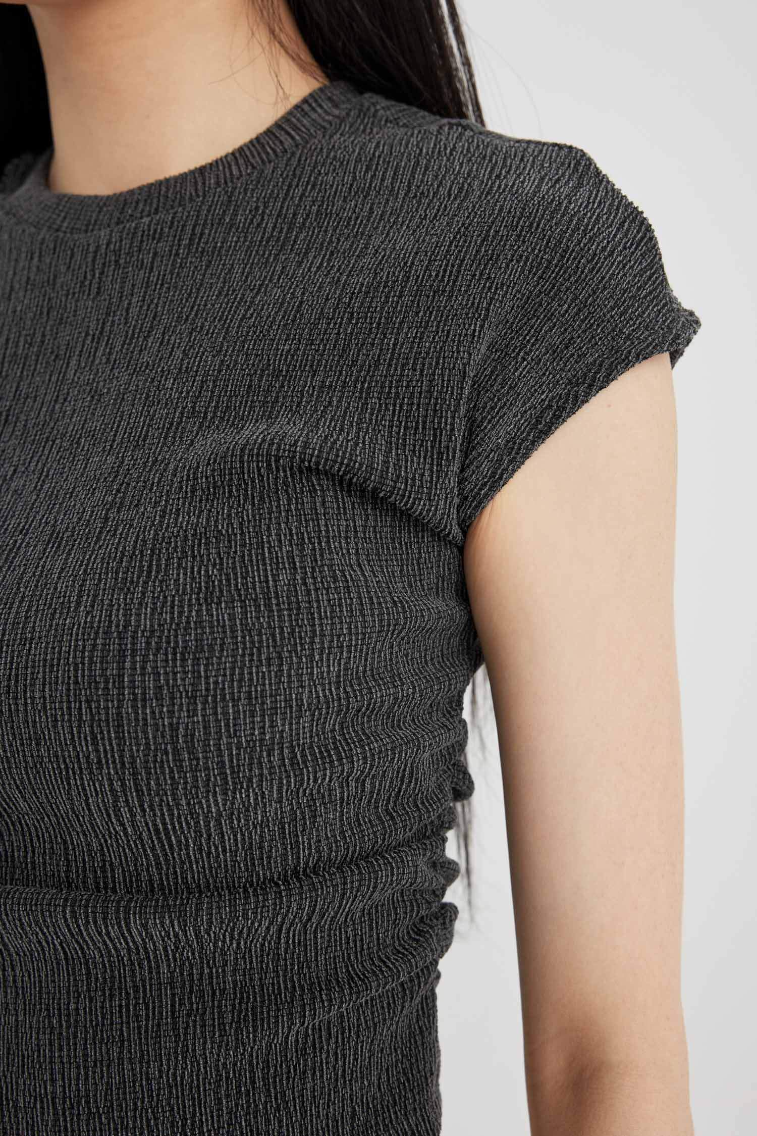 Slim Fit Dar Kesim Bisiklet Yaka Bürümcük Kısa Kollu Tişört