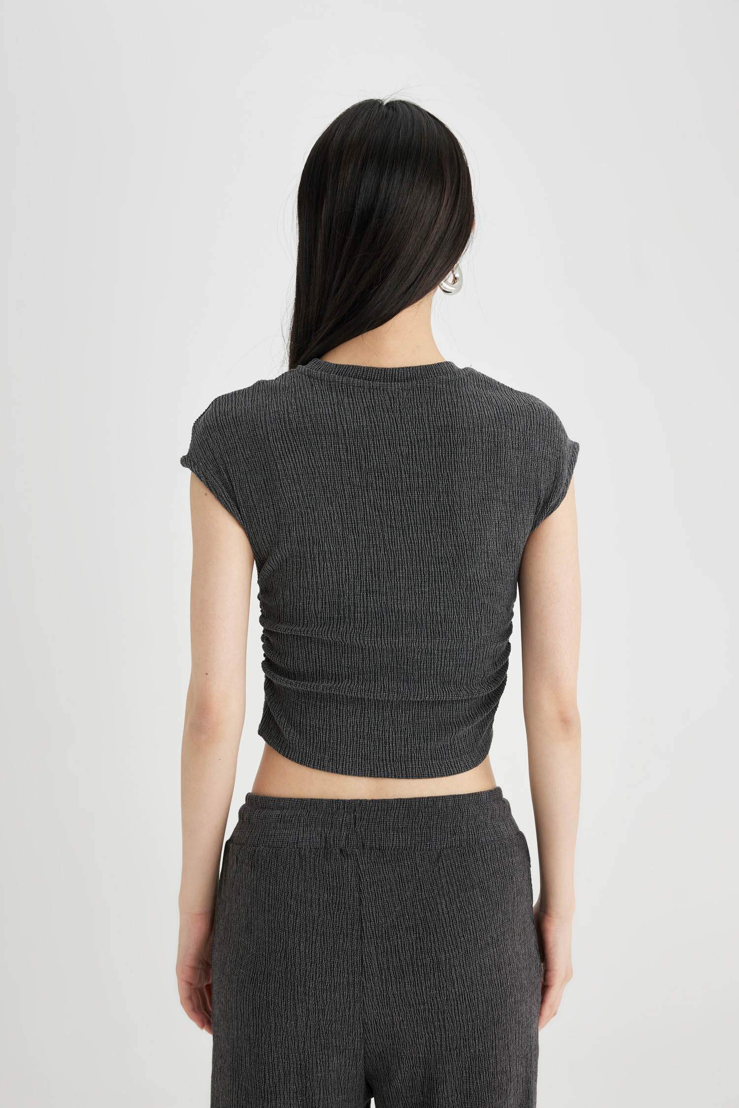 Slim Fit Dar Kesim Bisiklet Yaka Bürümcük Kısa Kollu Tişört