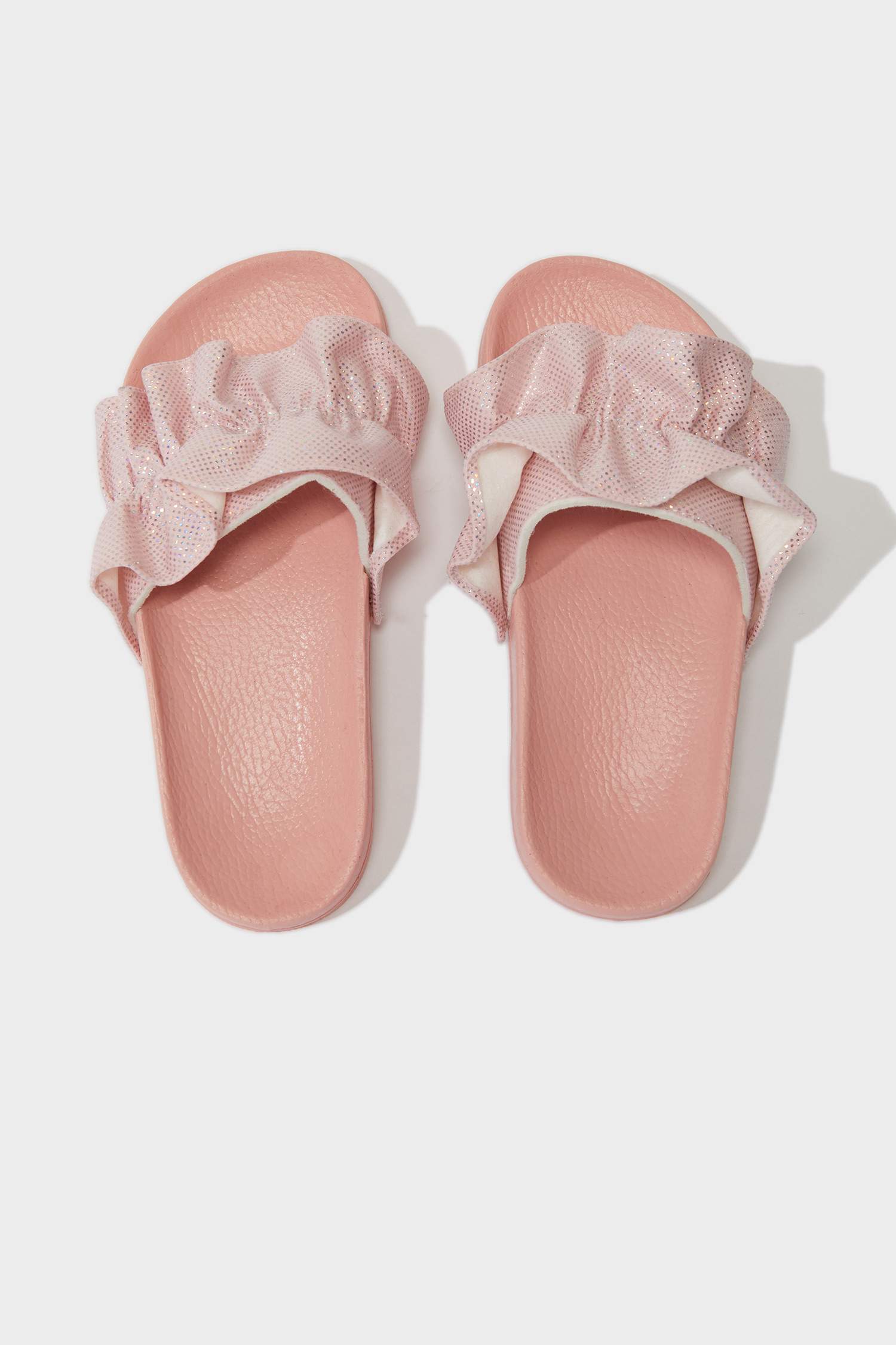 شبشب بناتي بكعب مسطح بشريط مفرد