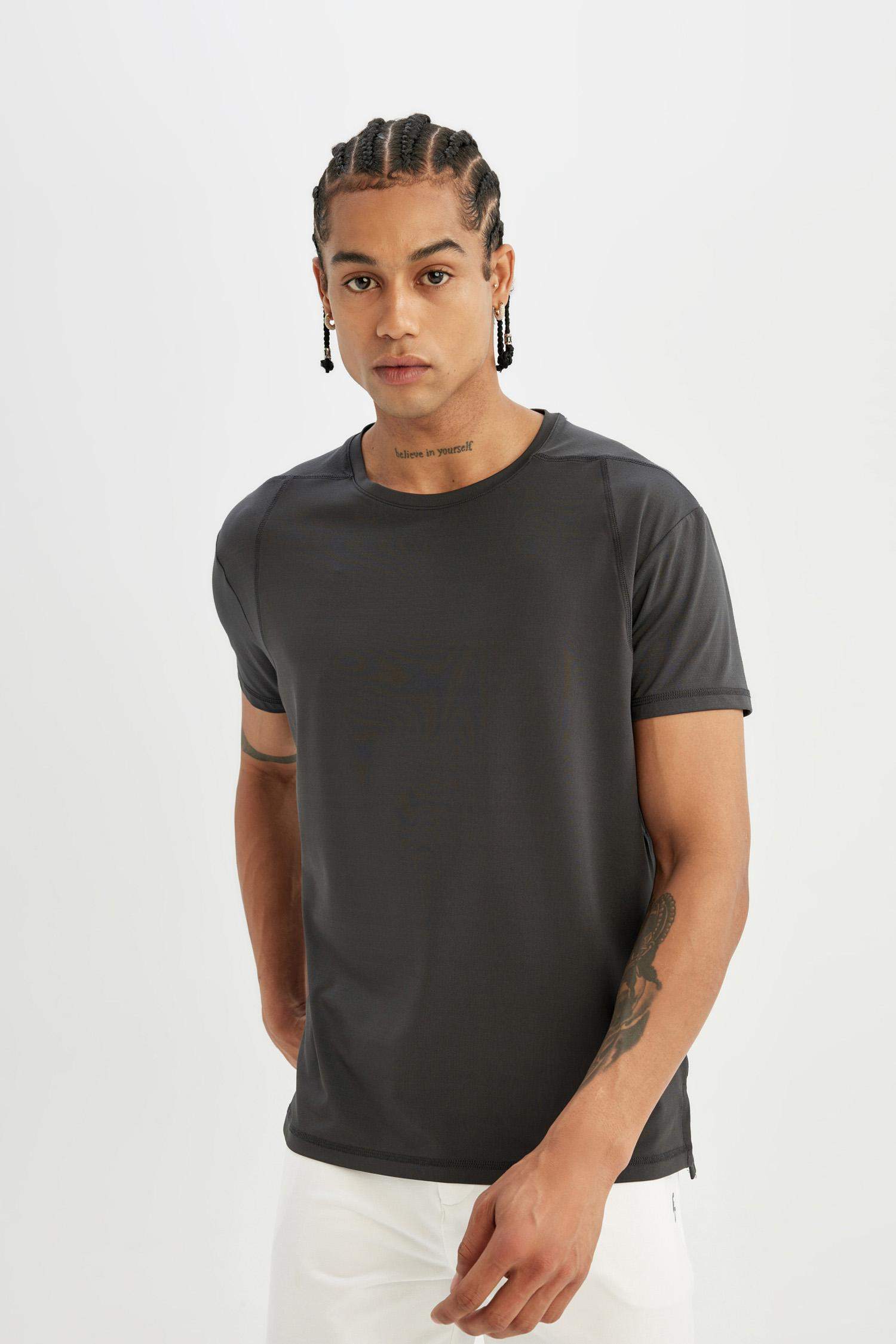 تيشيرت رياضي نص ردن قصة عادية بياخة مستديرة من DeFactoFit