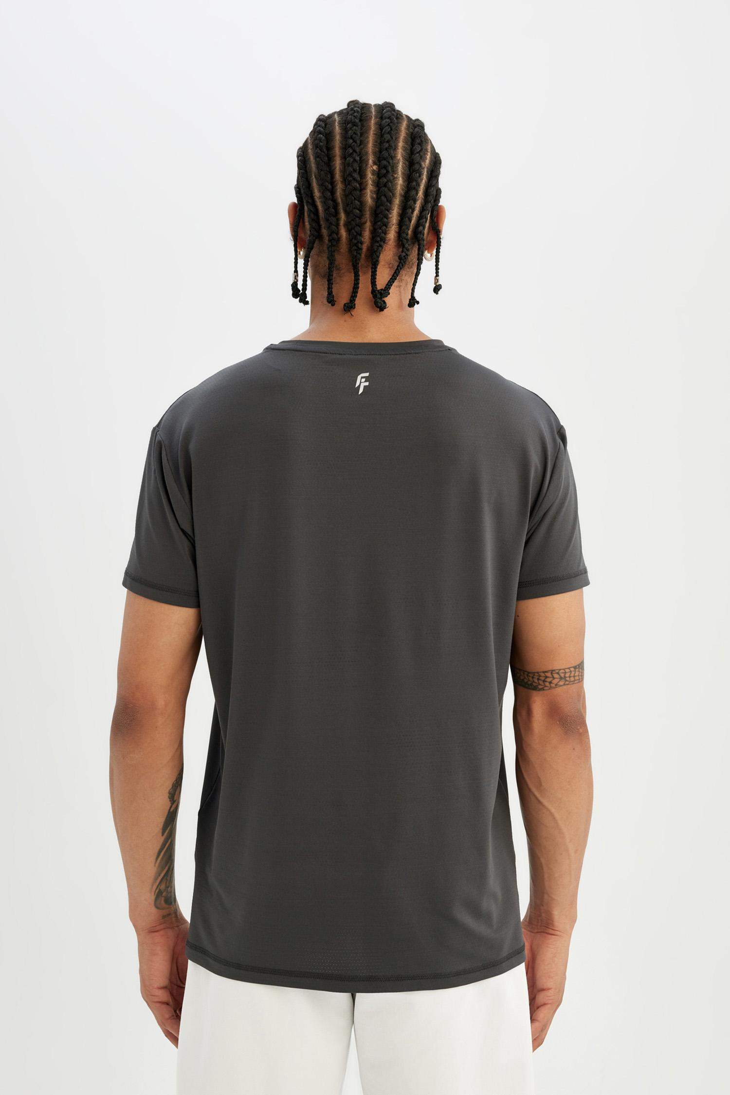 تيشيرت رياضي نص ردن قصة عادية بياخة مستديرة من DeFactoFit