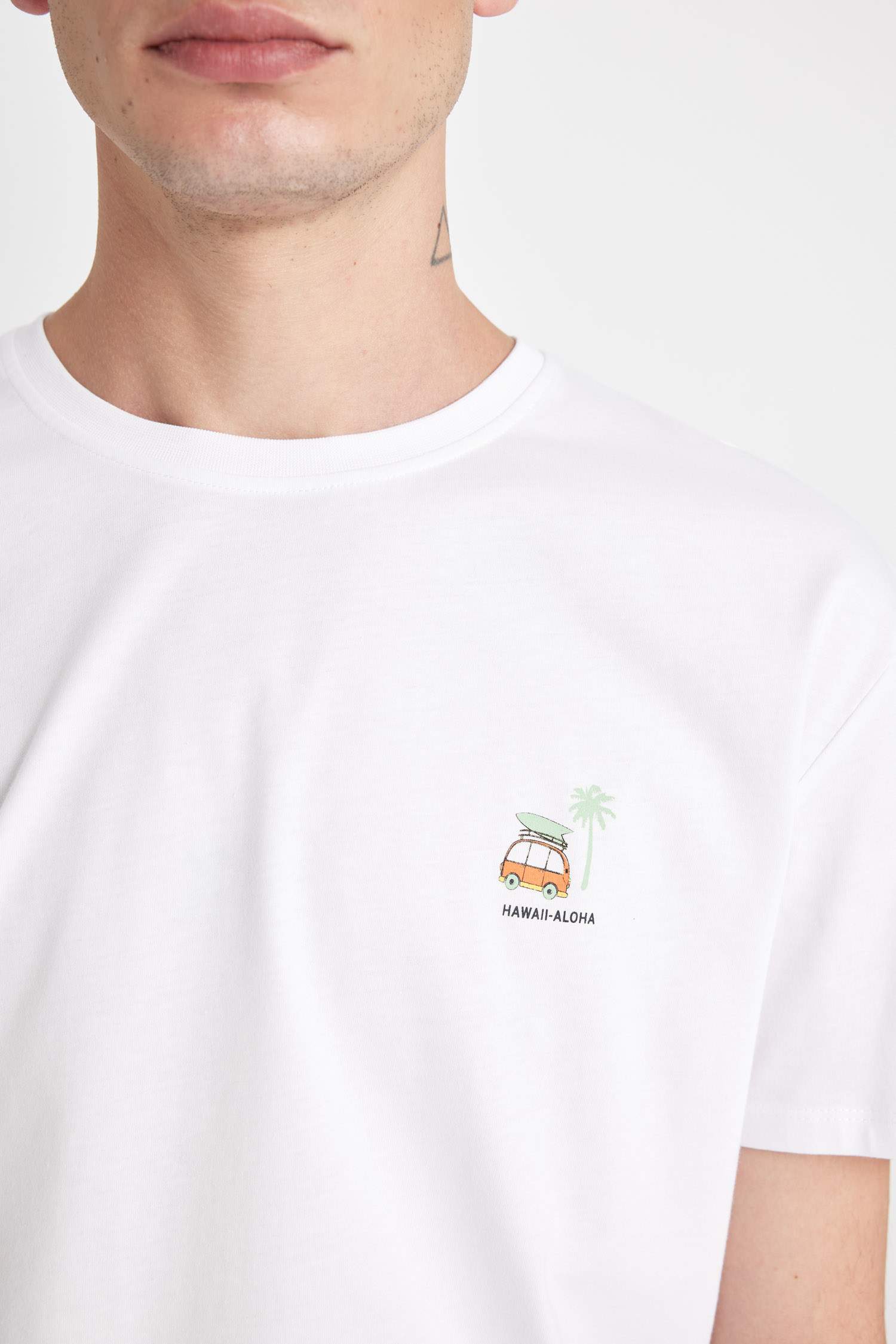 تيشيرت نص كم قصة عادية برقبة مستديرة