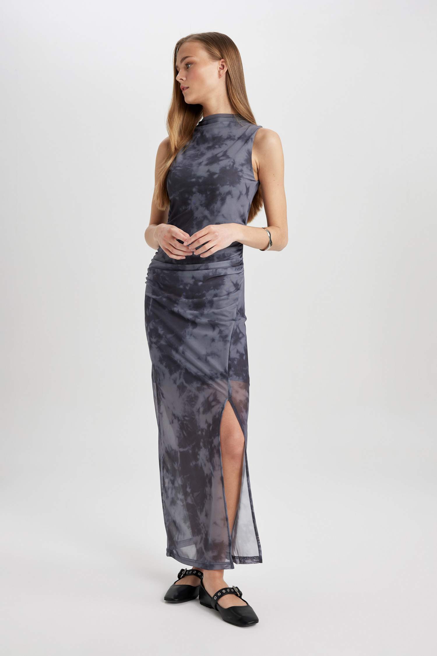 Bodycon Vücudu Saran Dik Yaka Yırtmaçlı Batik Tül Kolsuz Maxi Abiye Elbise