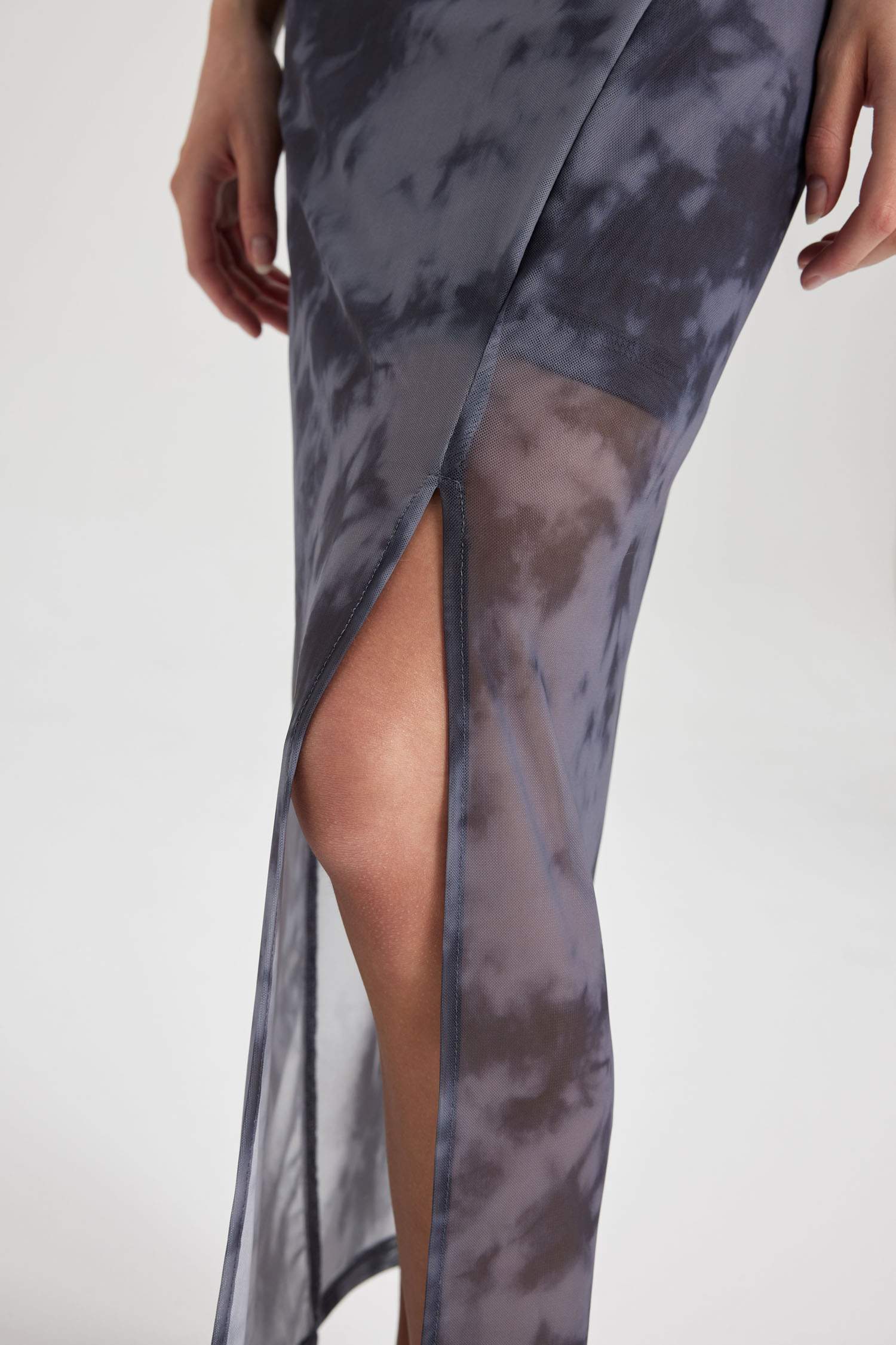 Bodycon Vücudu Saran Dik Yaka Yırtmaçlı Batik Tül Kolsuz Maxi Abiye Elbise