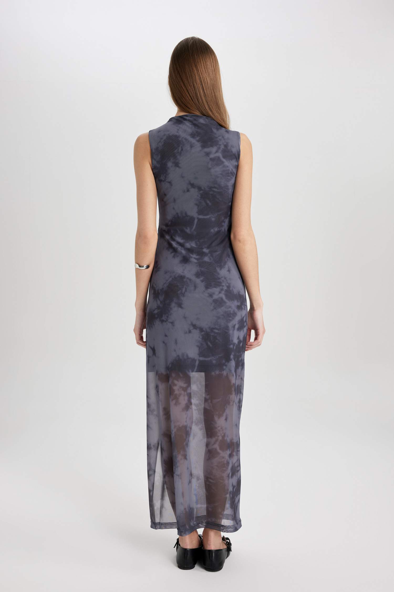 Bodycon Vücudu Saran Dik Yaka Yırtmaçlı Batik Tül Kolsuz Maxi Abiye Elbise