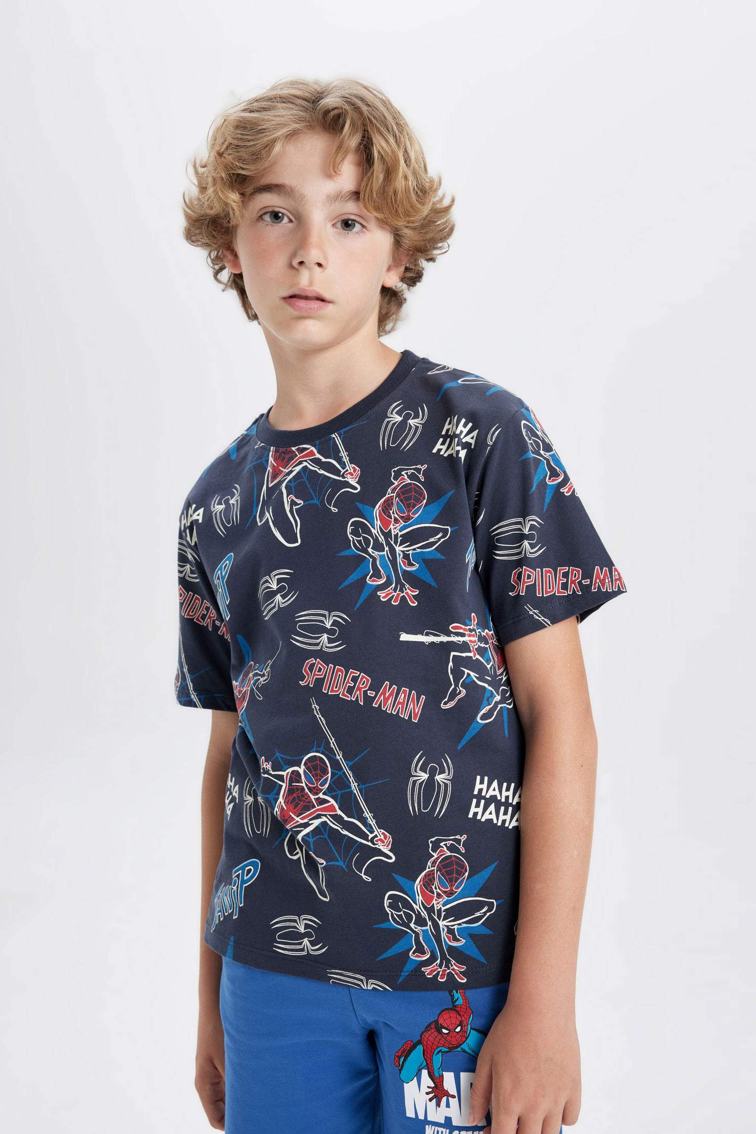 تيشيرت نص كم قصة عادية برقبة مستديرة من سبايدرمان