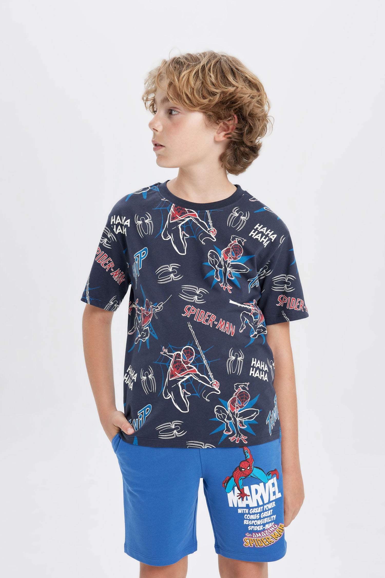 تيشيرت نص كم قصة عادية برقبة مستديرة من سبايدرمان