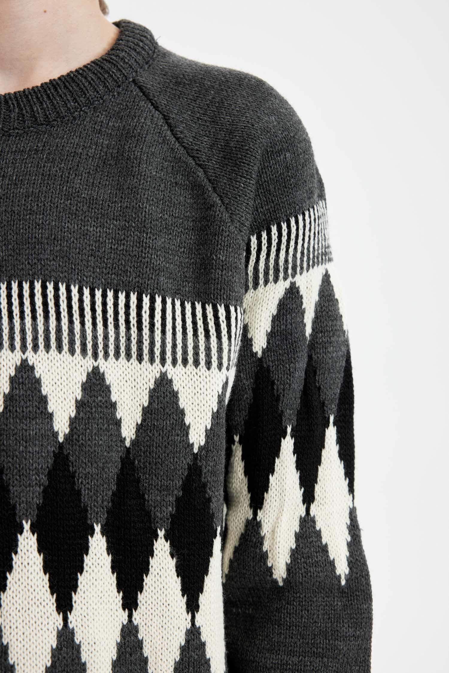 Свитер стандартного кроя с круглым вырезом для мальчиков