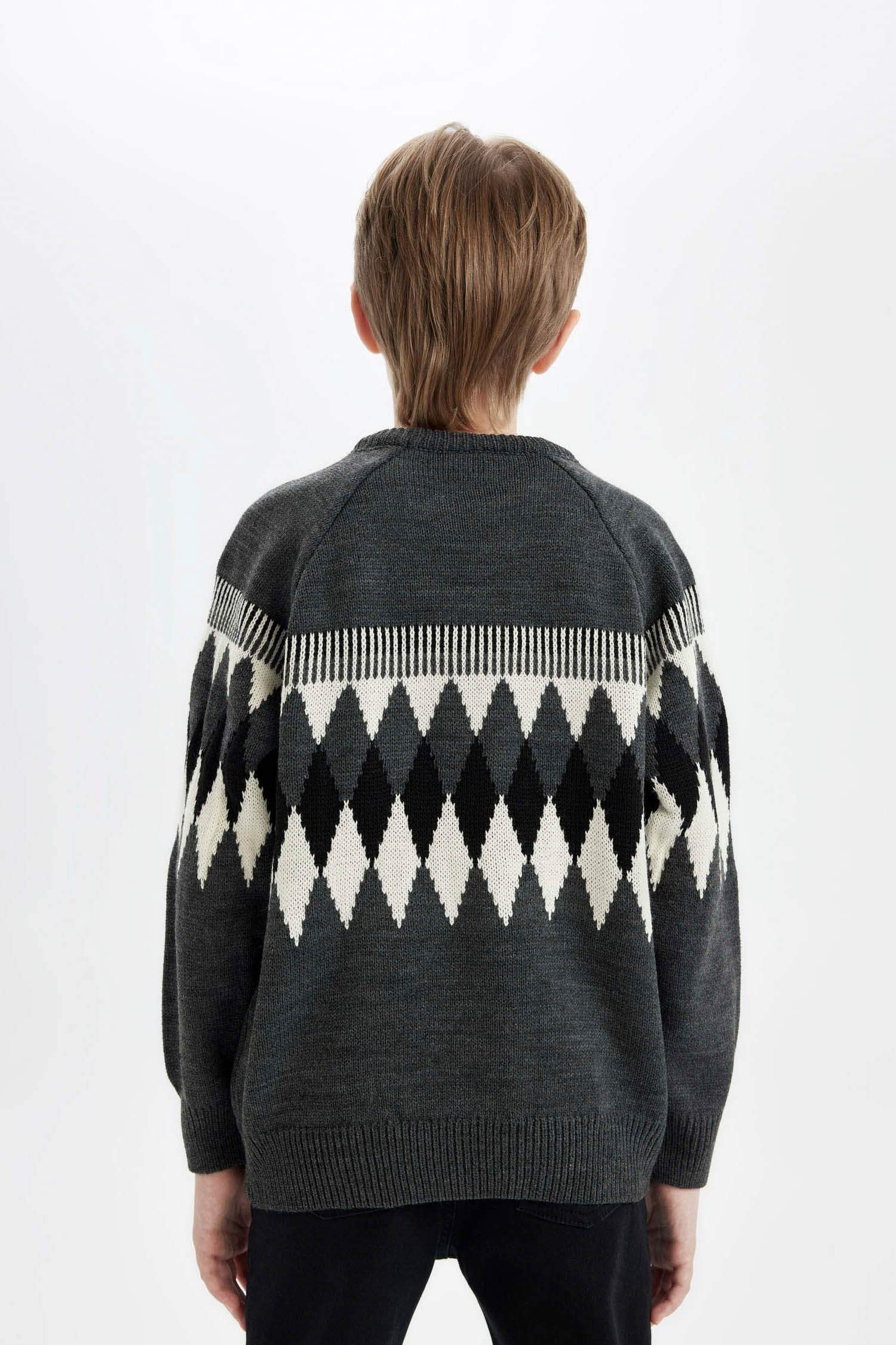 Свитер стандартного кроя с круглым вырезом для мальчиков