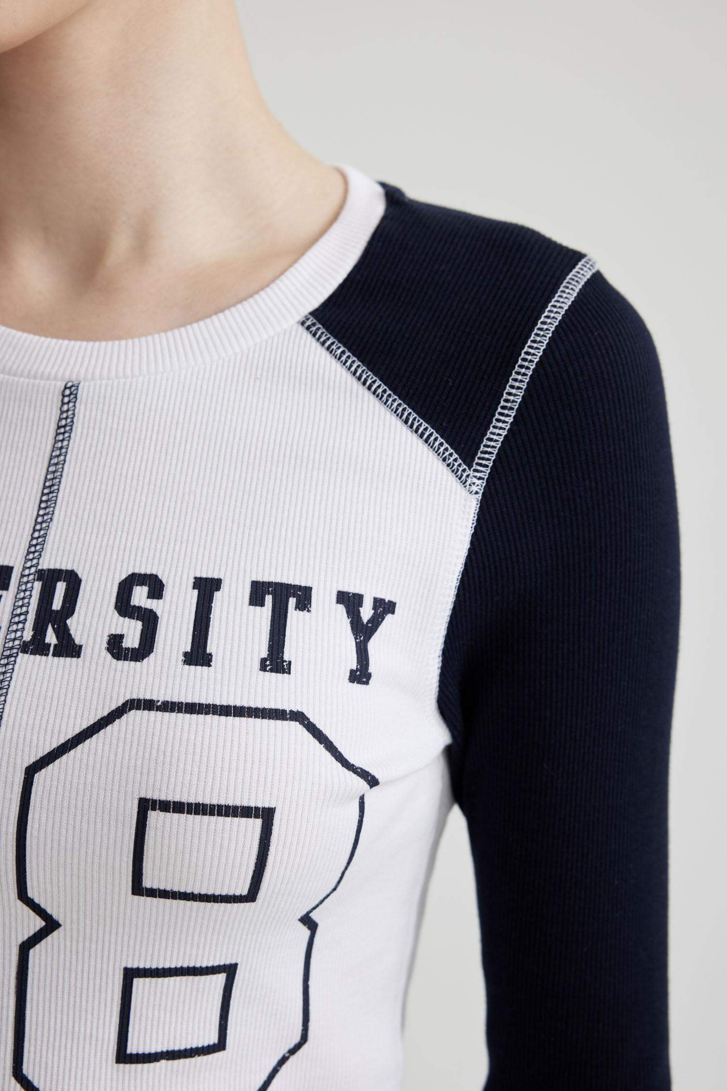 تيشيرت كم طويل سليم فيت بطبعة حروف