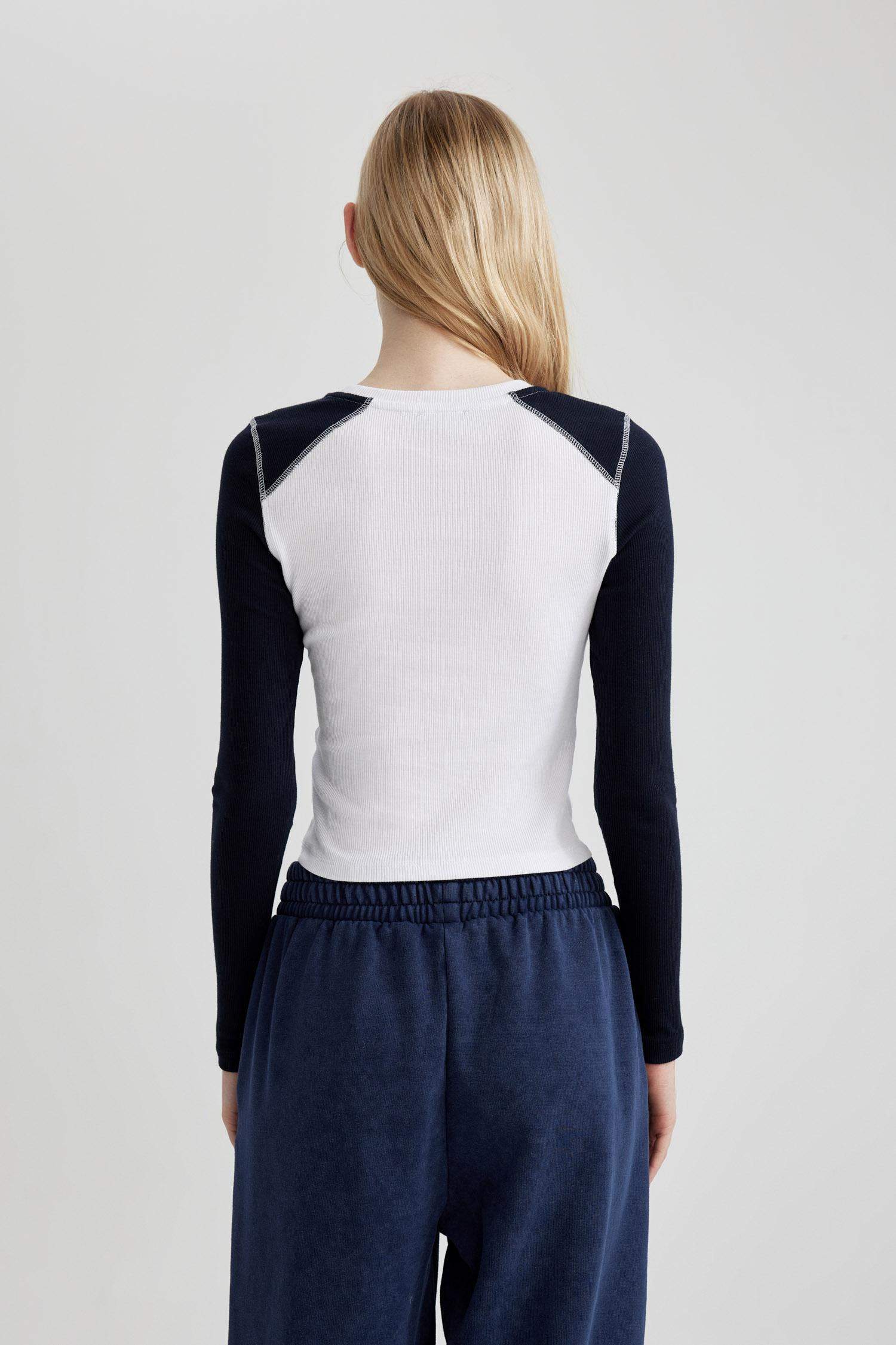 تيشيرت كم طويل سليم فيت بطبعة حروف