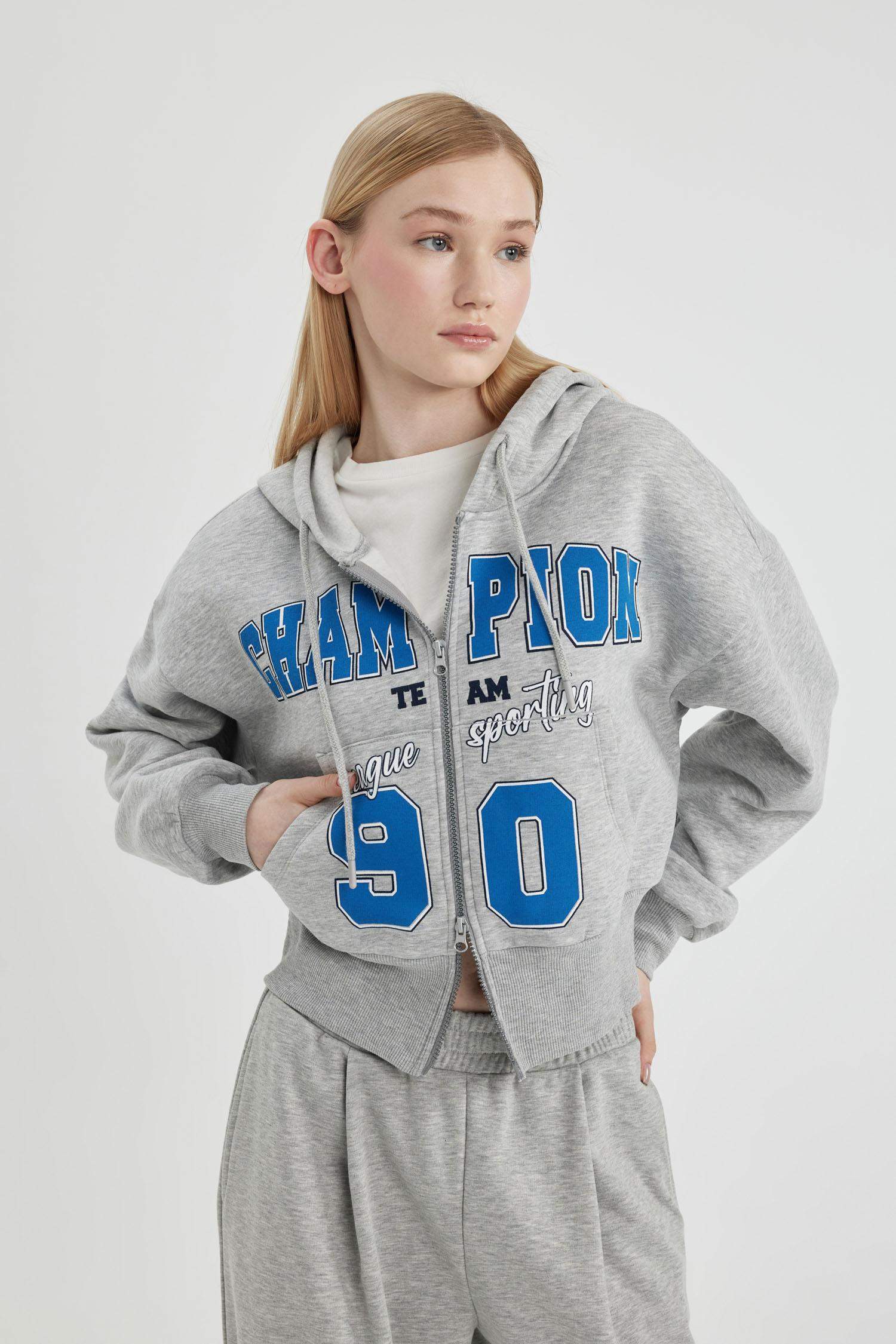 سويتر قماش سميك اوفر سايز بغطاء للرأس بجيب  بطبعة نجمة