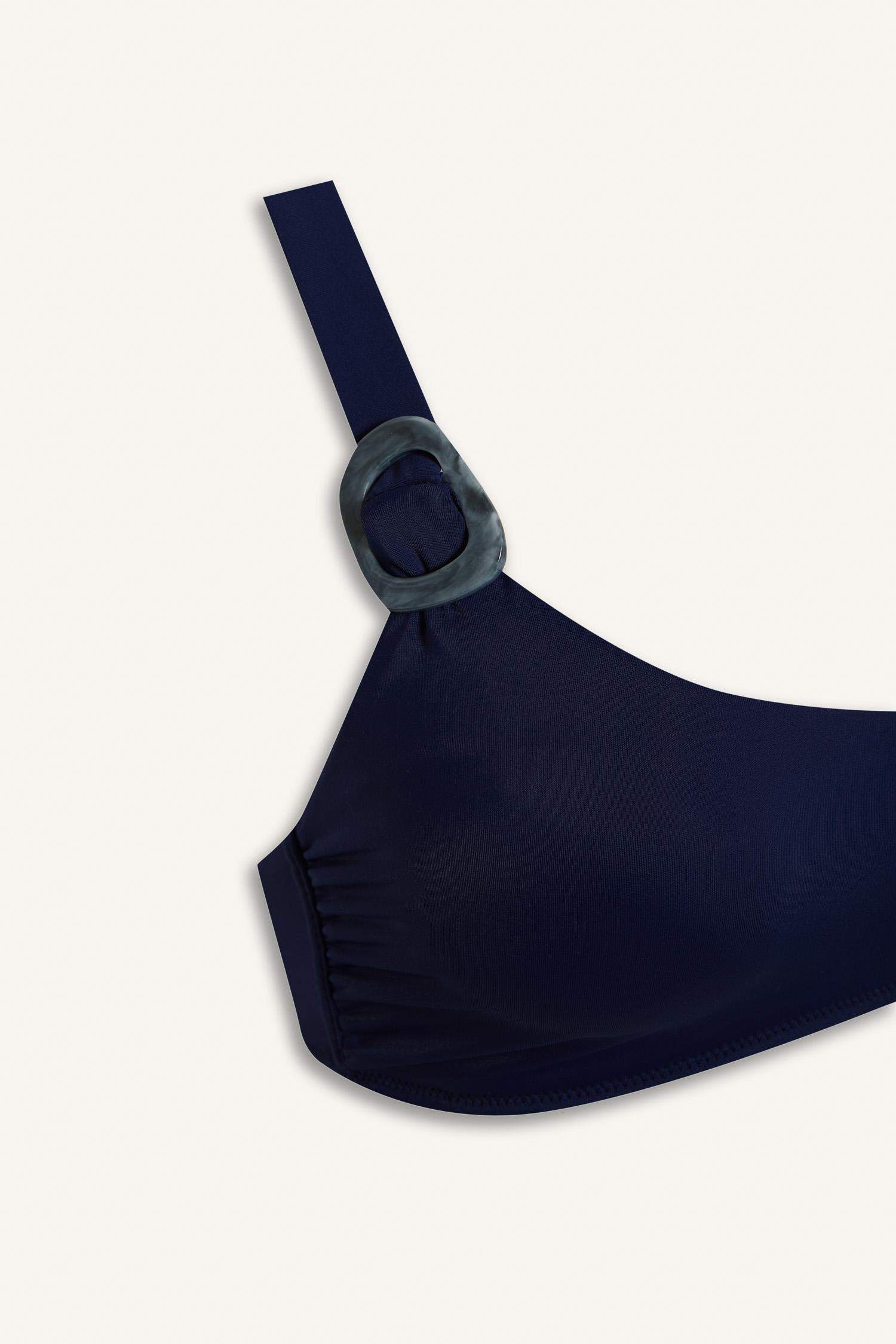 بكيني توب قصة عادية من Ayje x DeFacto