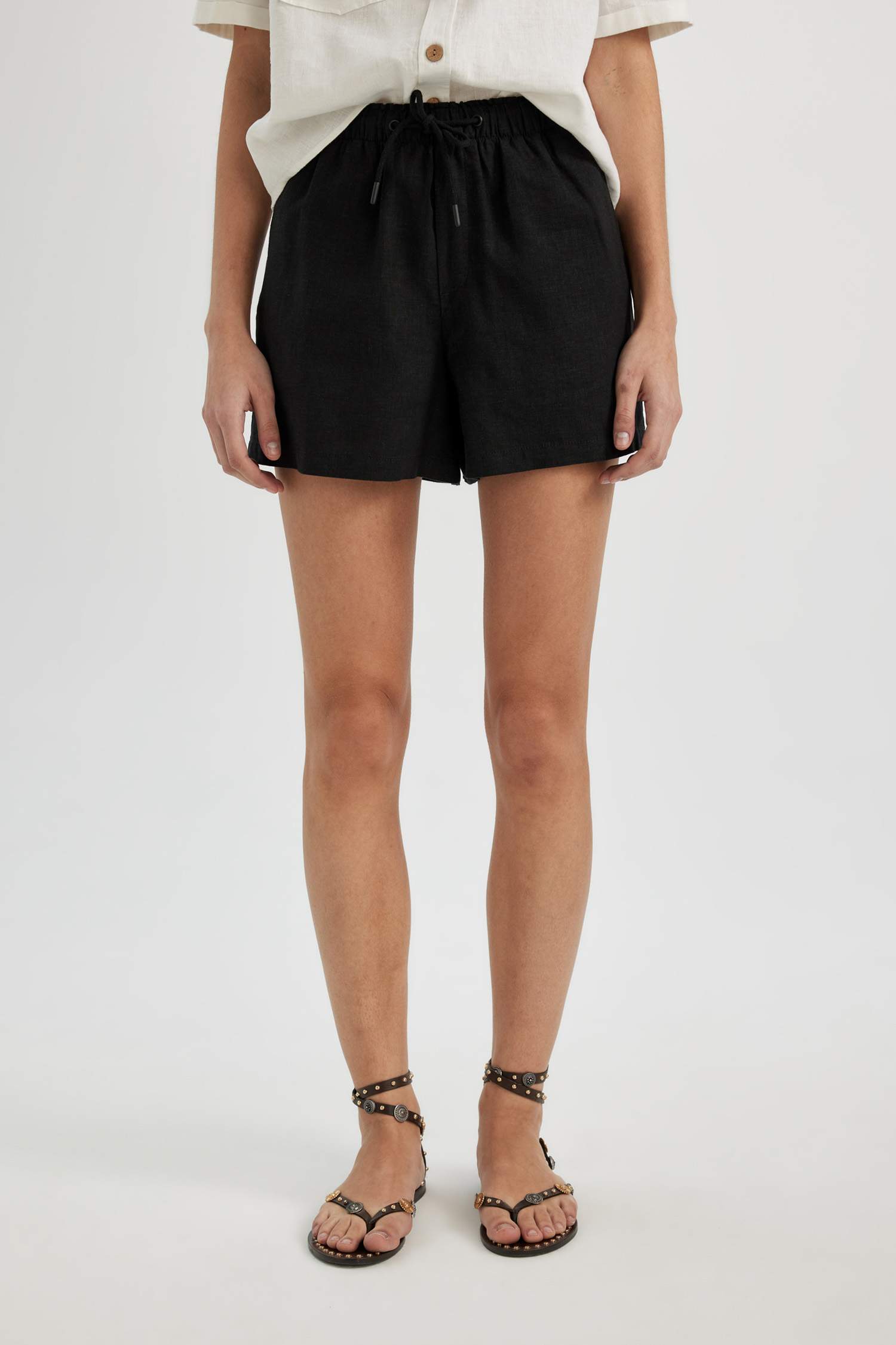 شورت قصير قصة مريحة بخصر عالي ممزوج بالكتان