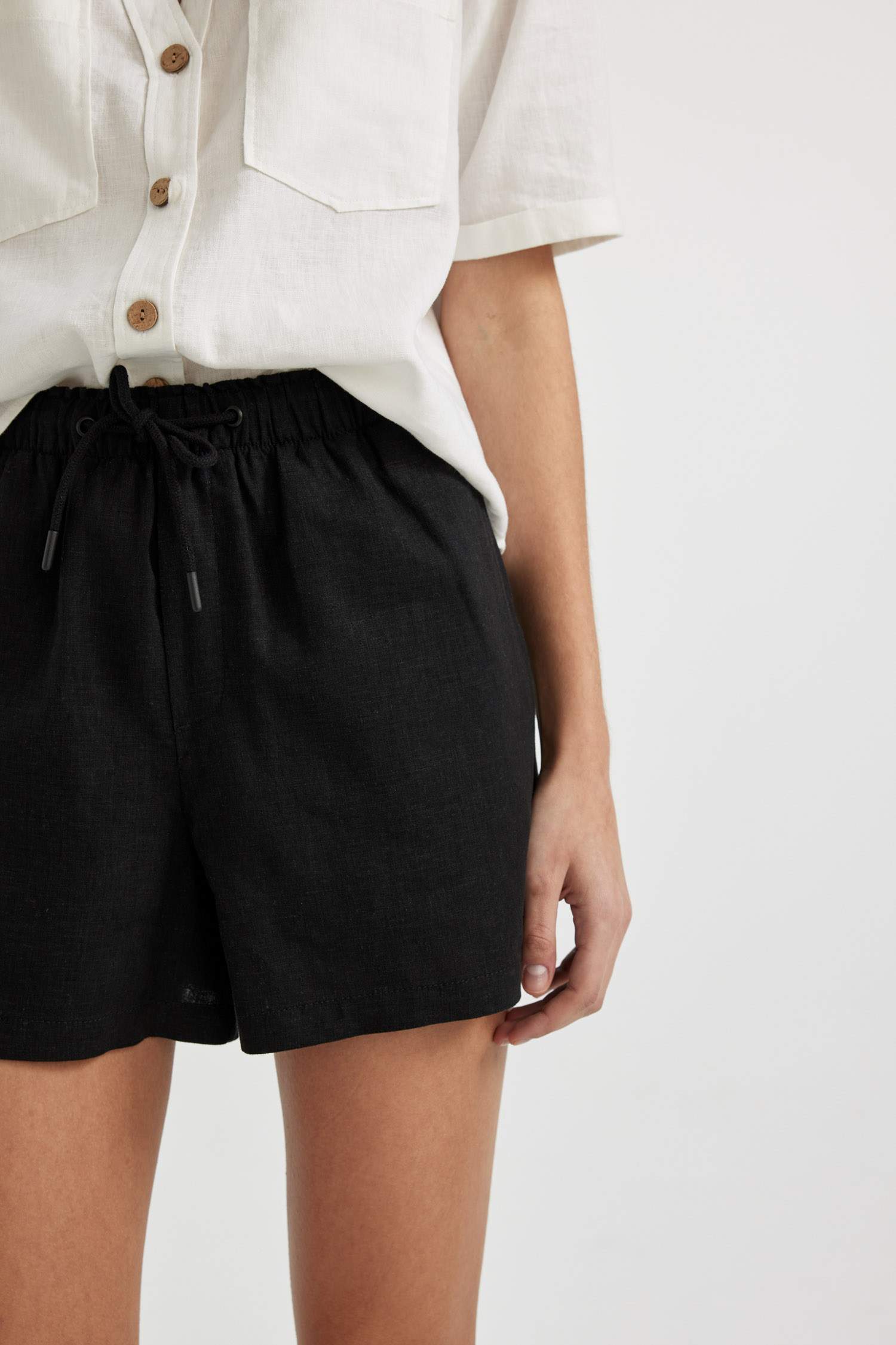شورت قصير قصة مريحة بخصر عالي ممزوج بالكتان