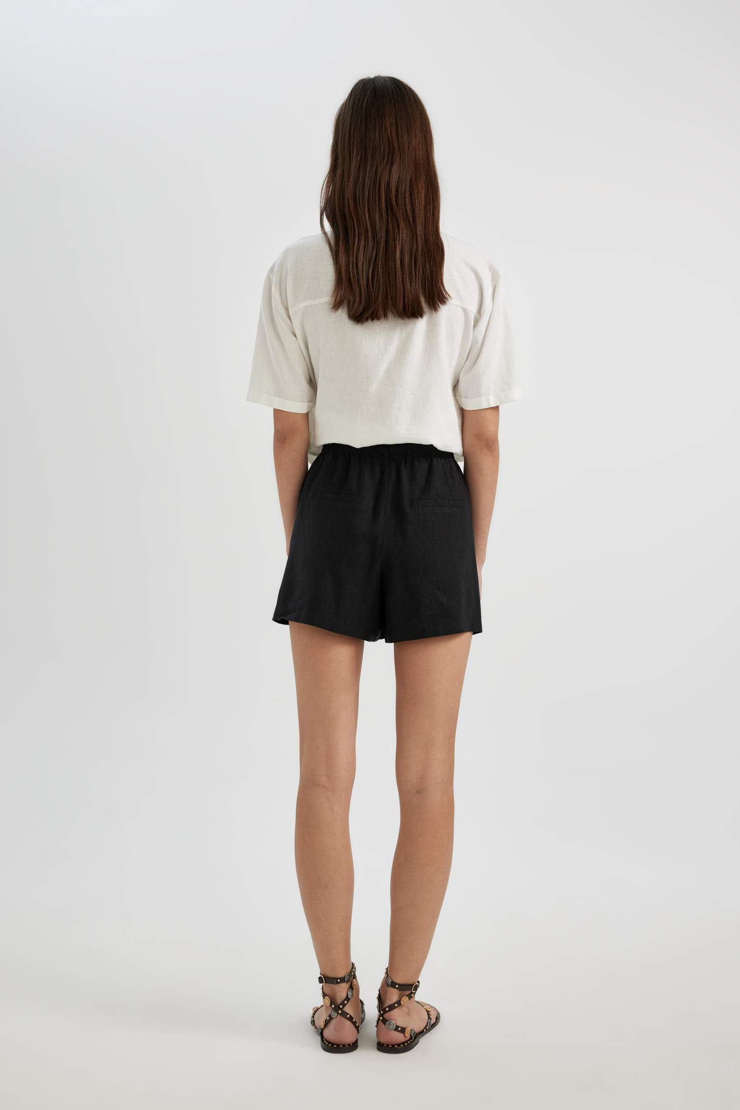 شورت قصير قصة مريحة بخصر عالي ممزوج بالكتان