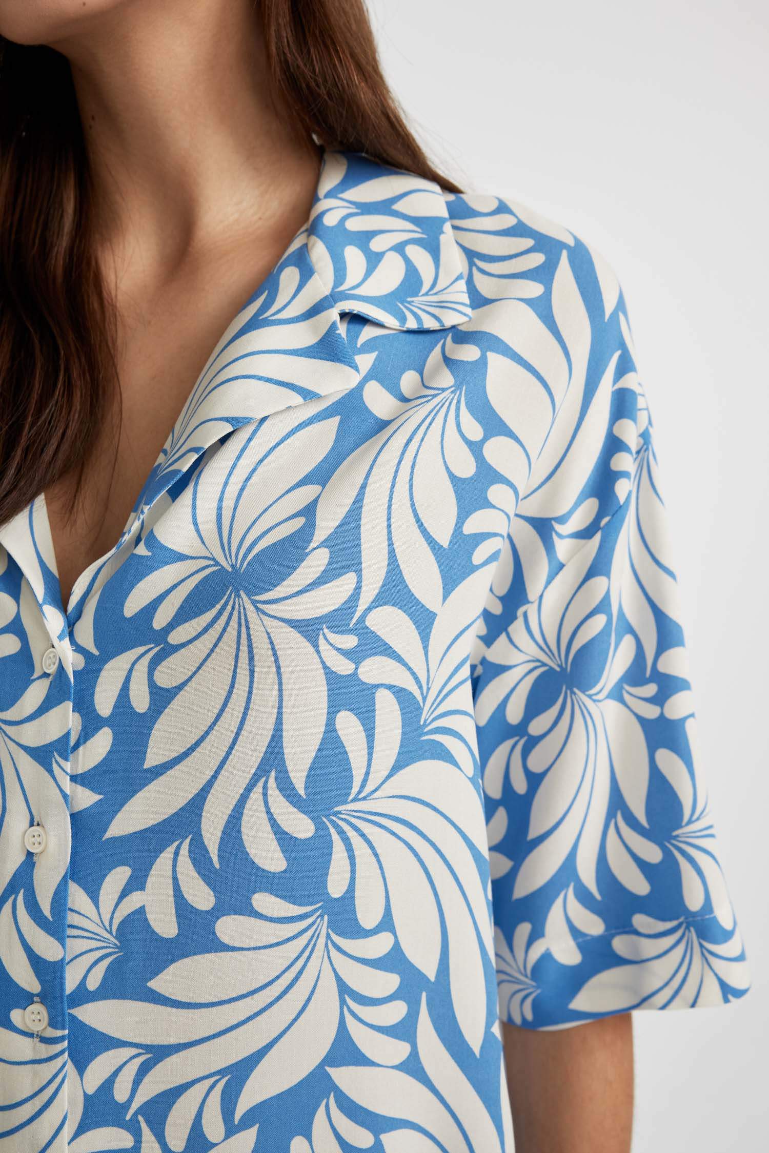 قميص نص ردن وقصة عادية