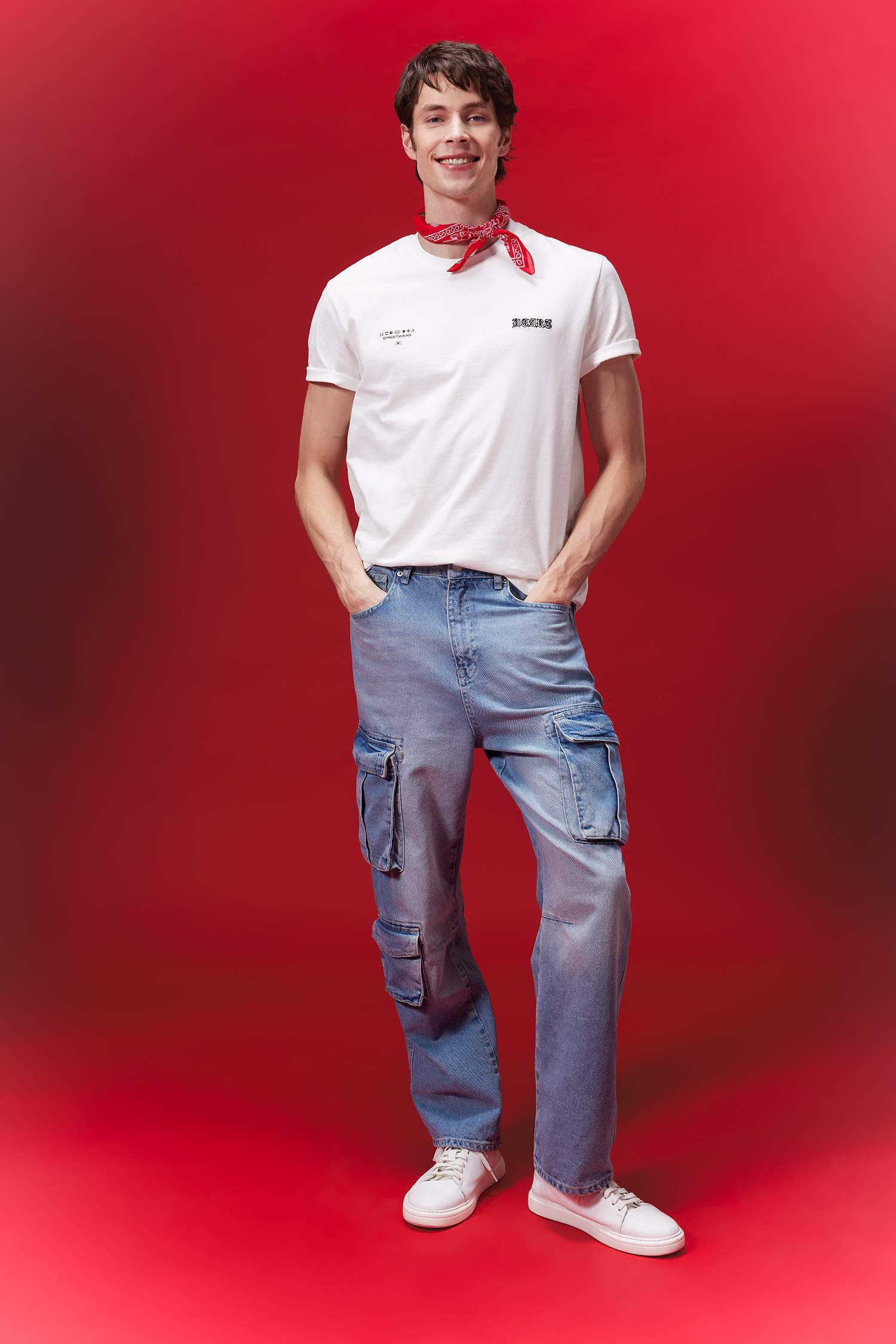 تيشيرت بطبعة من الخلف قصة عادية بياخة مستديرة