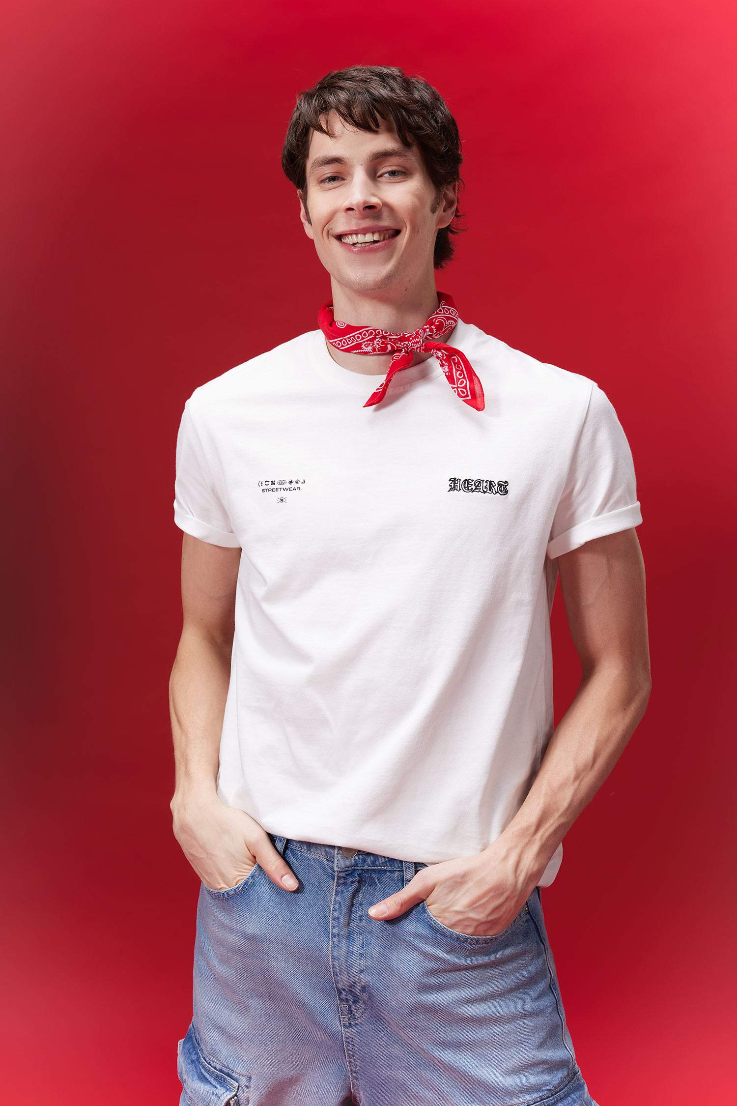 تيشيرت بطبعة من الخلف قصة عادية بياخة مستديرة