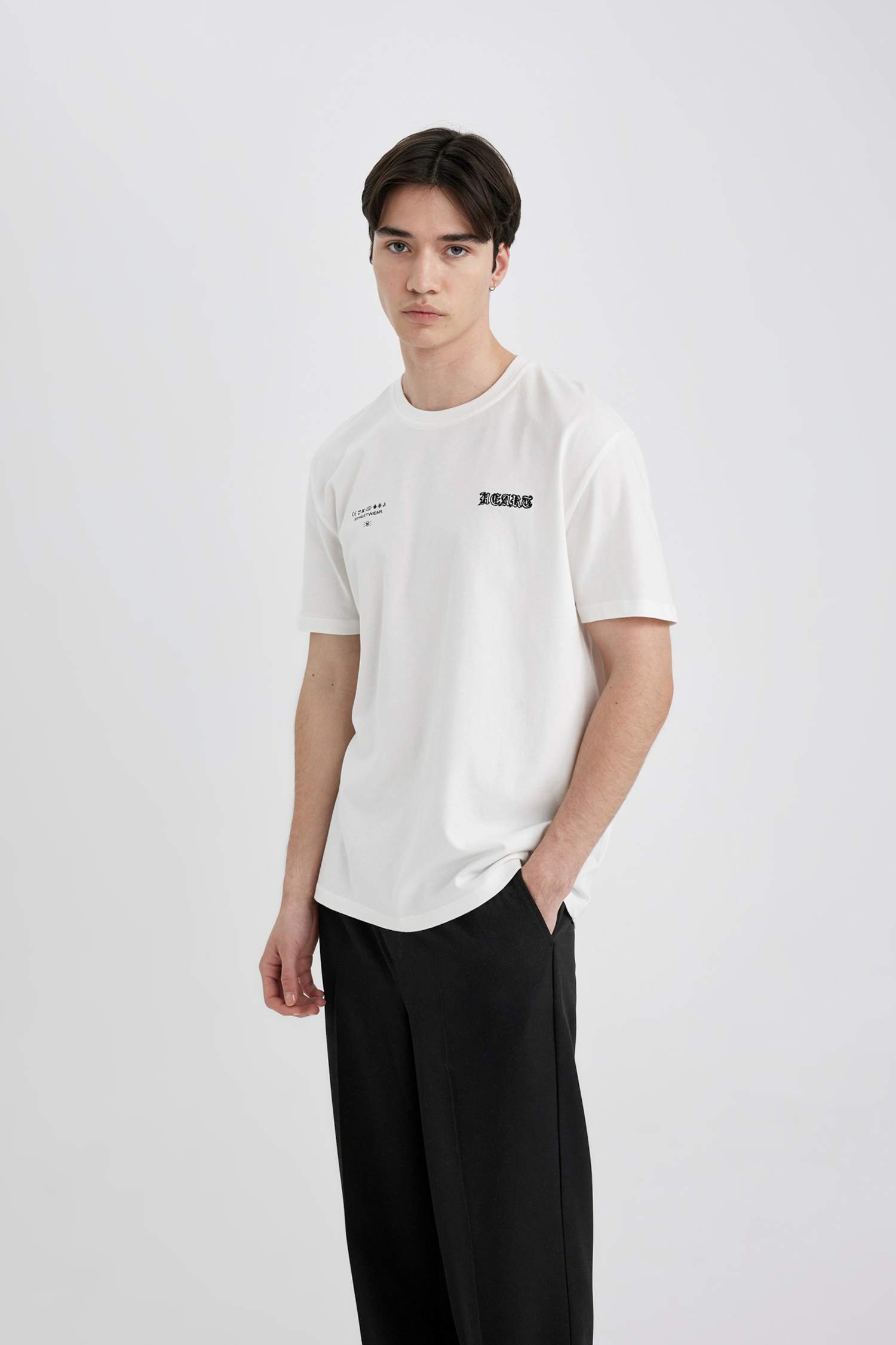 تيشيرت بطبعة من الخلف قصة عادية بياخة مستديرة