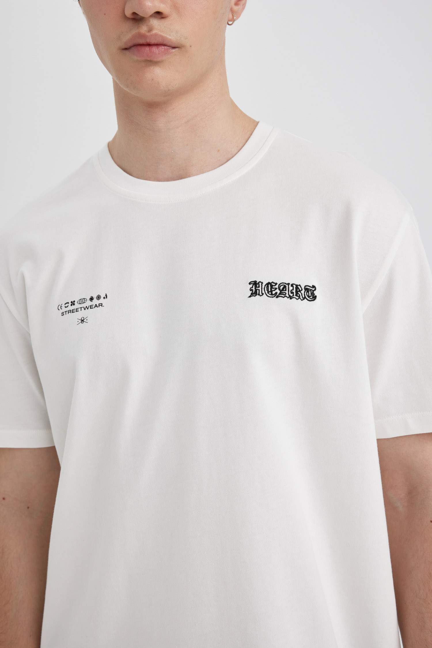 تيشيرت بطبعة من الخلف قصة عادية بياخة مستديرة