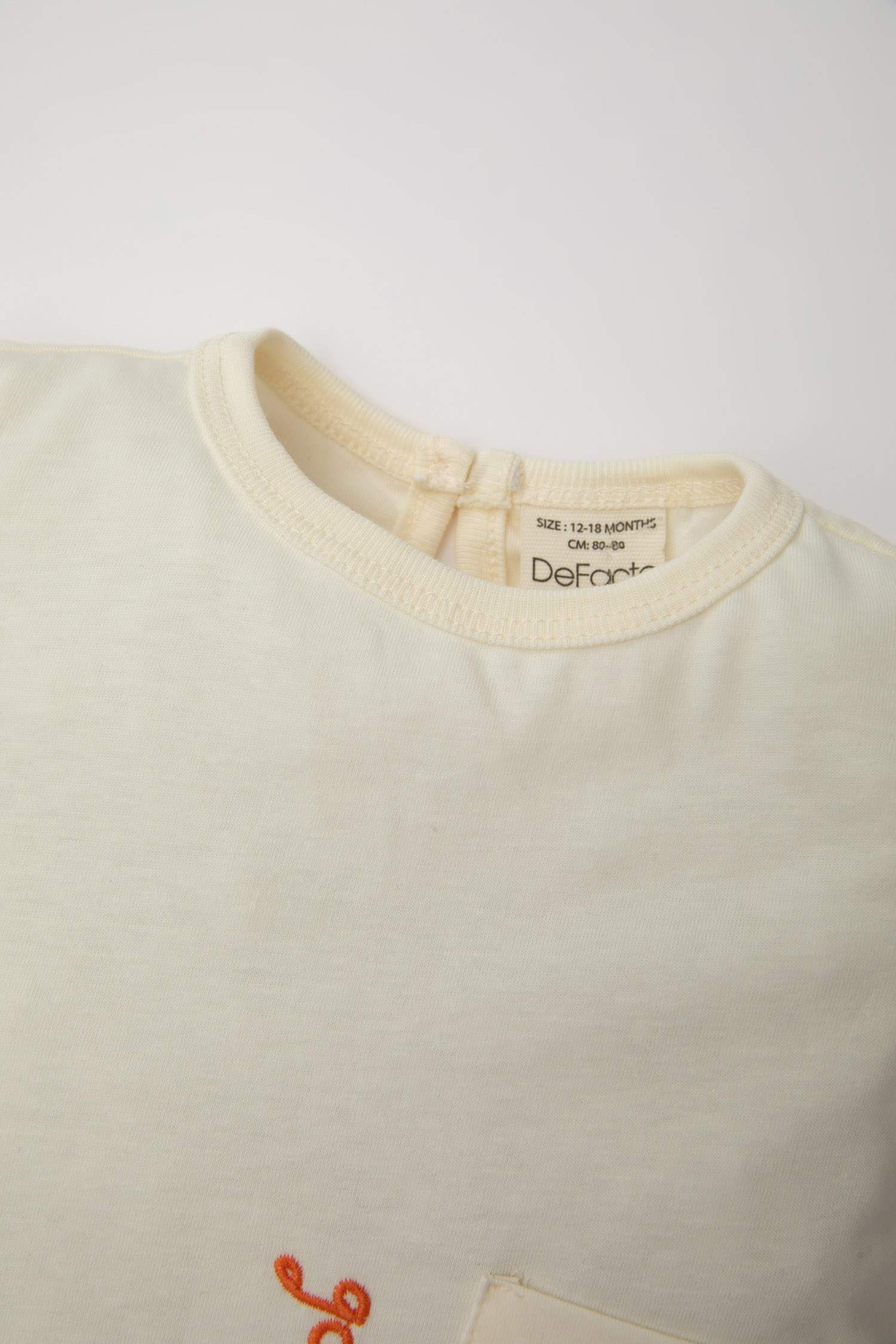 طقم بيجاما مطرز ممشط نص كم - قطعتين