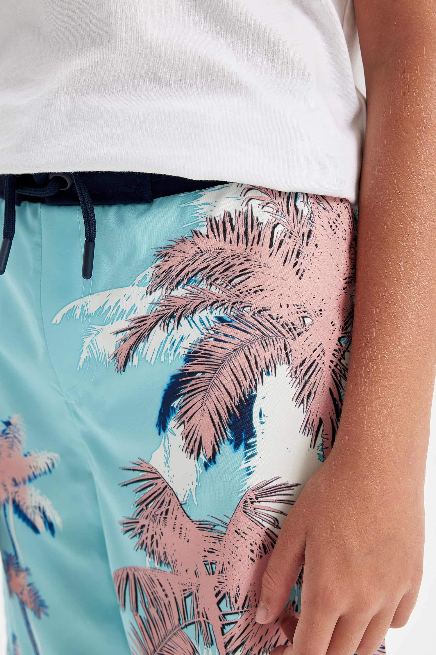 شورت بحر ولادي بطبعة نخيل