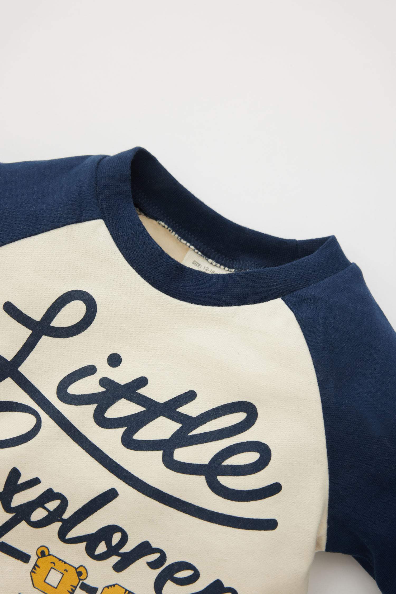 تيشيرت بيبي اولادي بطبعة شعار قصة عادية بياقة مستديرة