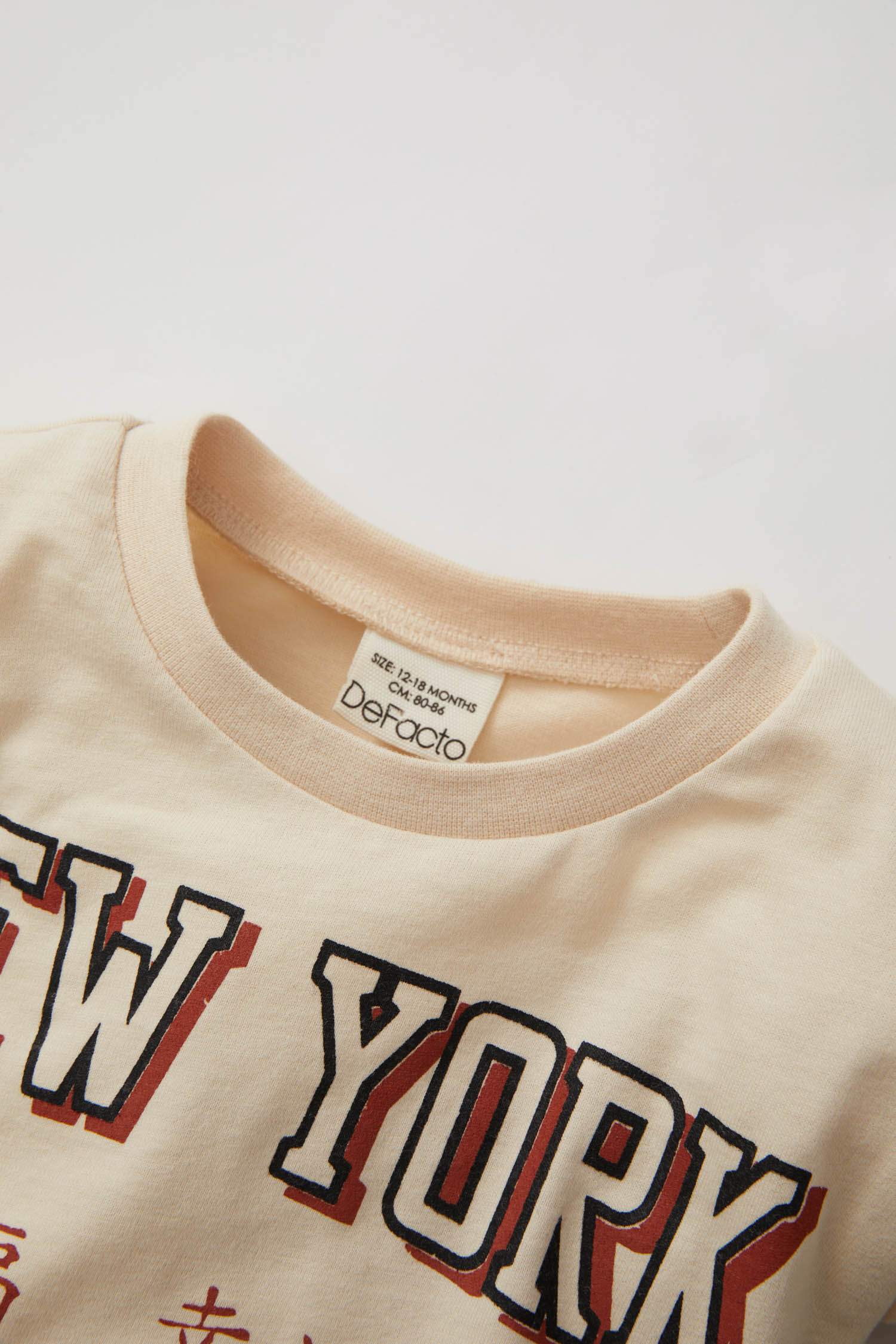 تيشيرت بيبي اولادي بطبعة شعار قصة عادية بياقة مستديرة