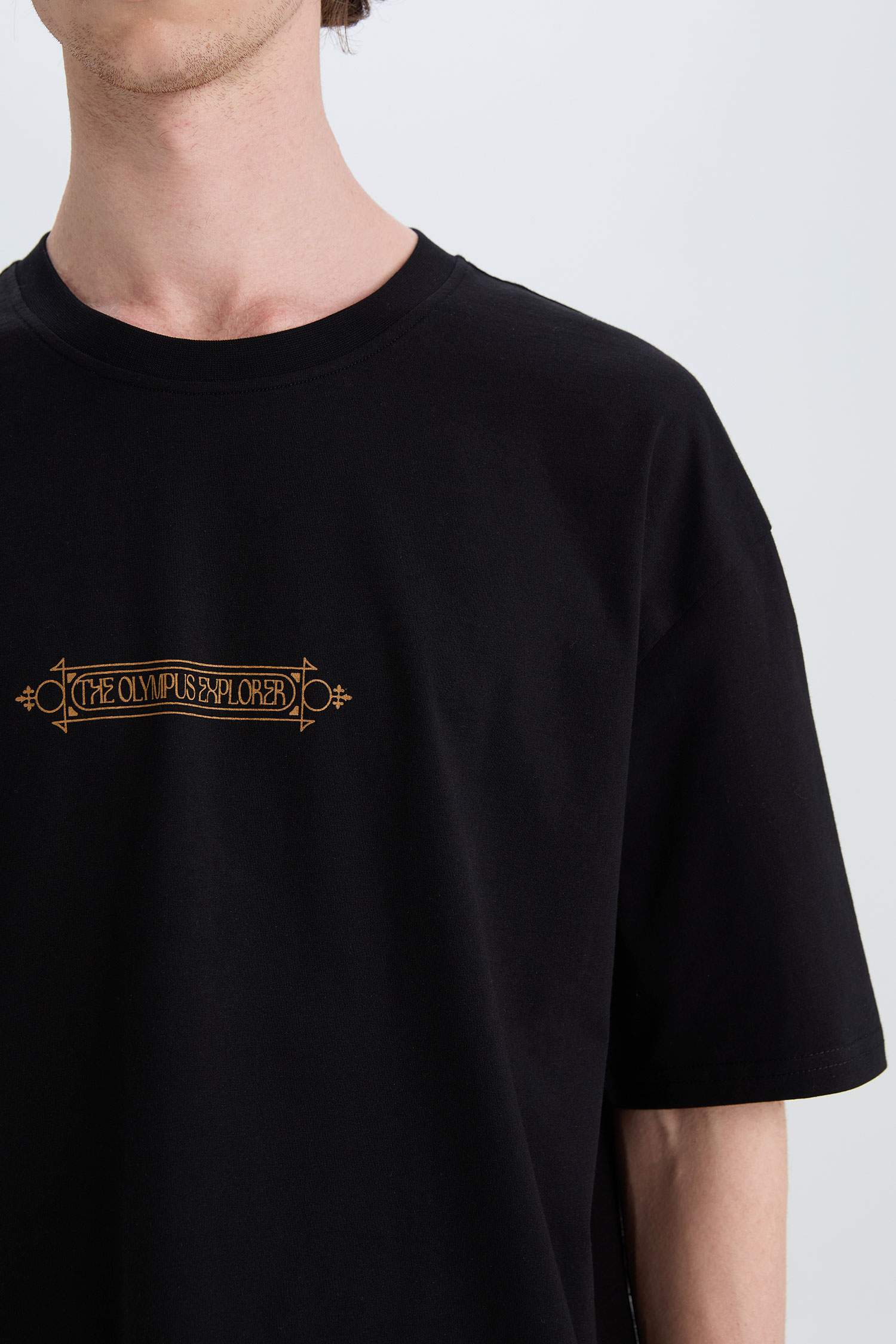 تيشيرت قطن نص كم اوفر سايز برقبة مستديرة بطبعة من الخلف