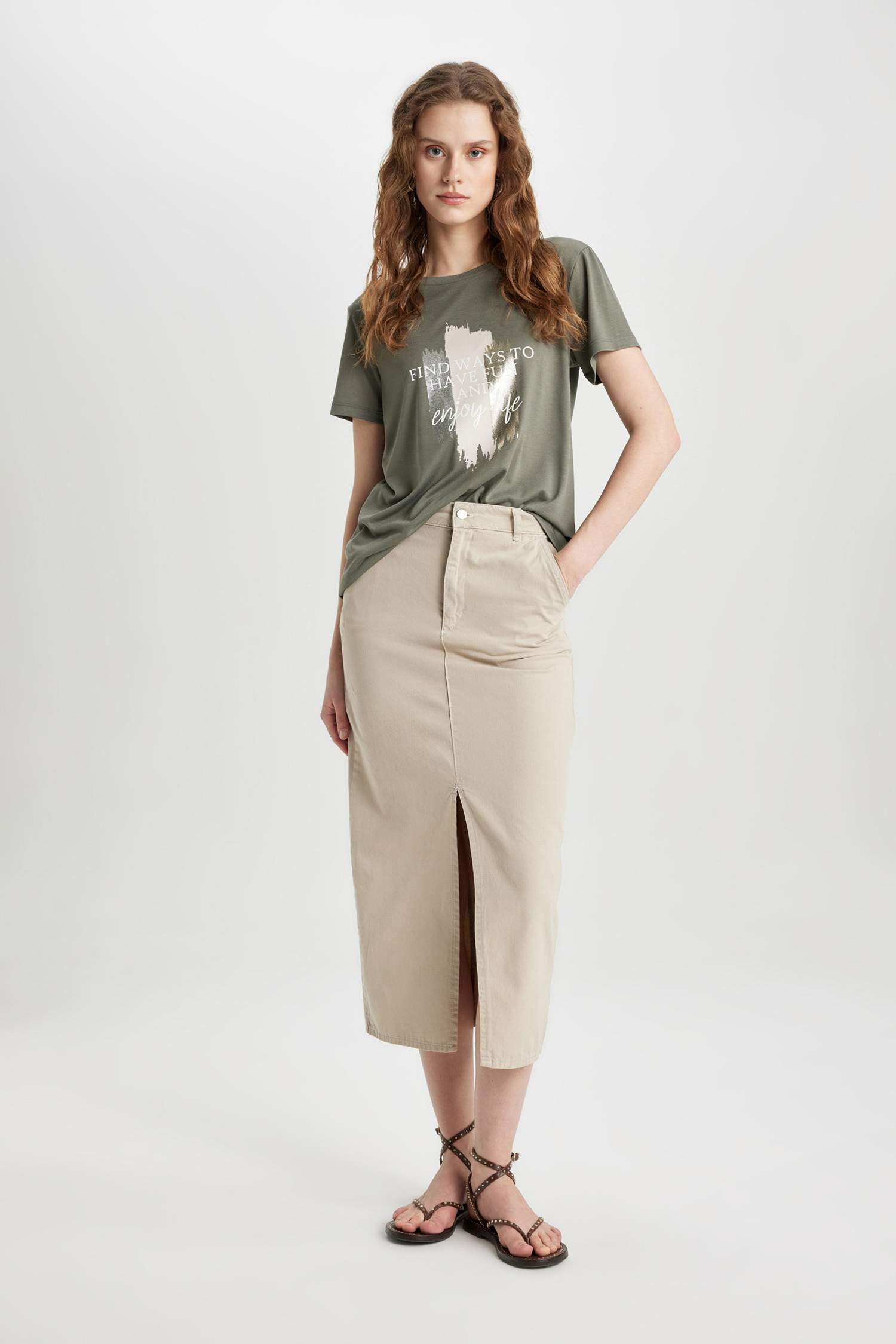 تيشيرت بطبعة حروف قصة مريحة برقبة مستديرة