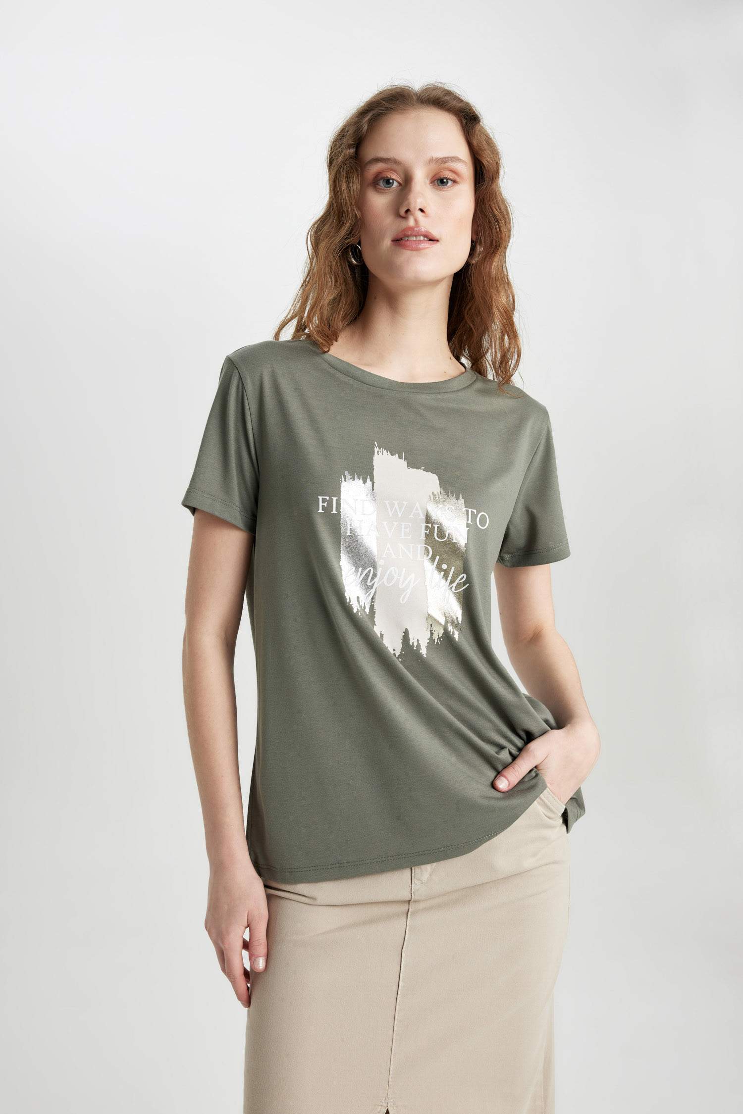 تيشيرت بطبعة حروف قصة مريحة برقبة مستديرة