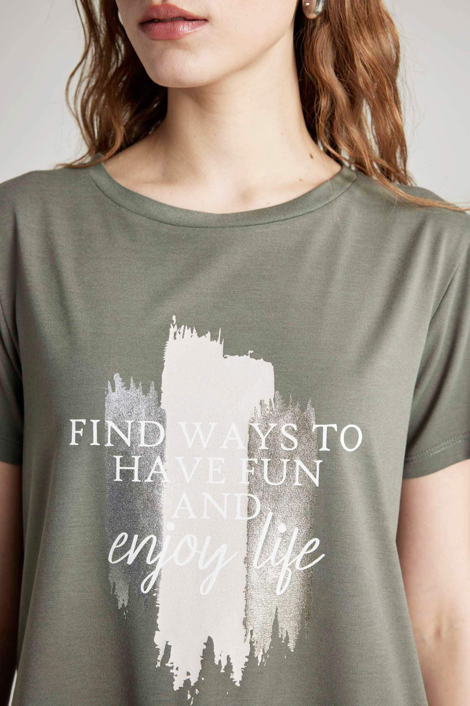 تيشيرت بطبعة حروف قصة مريحة برقبة مستديرة