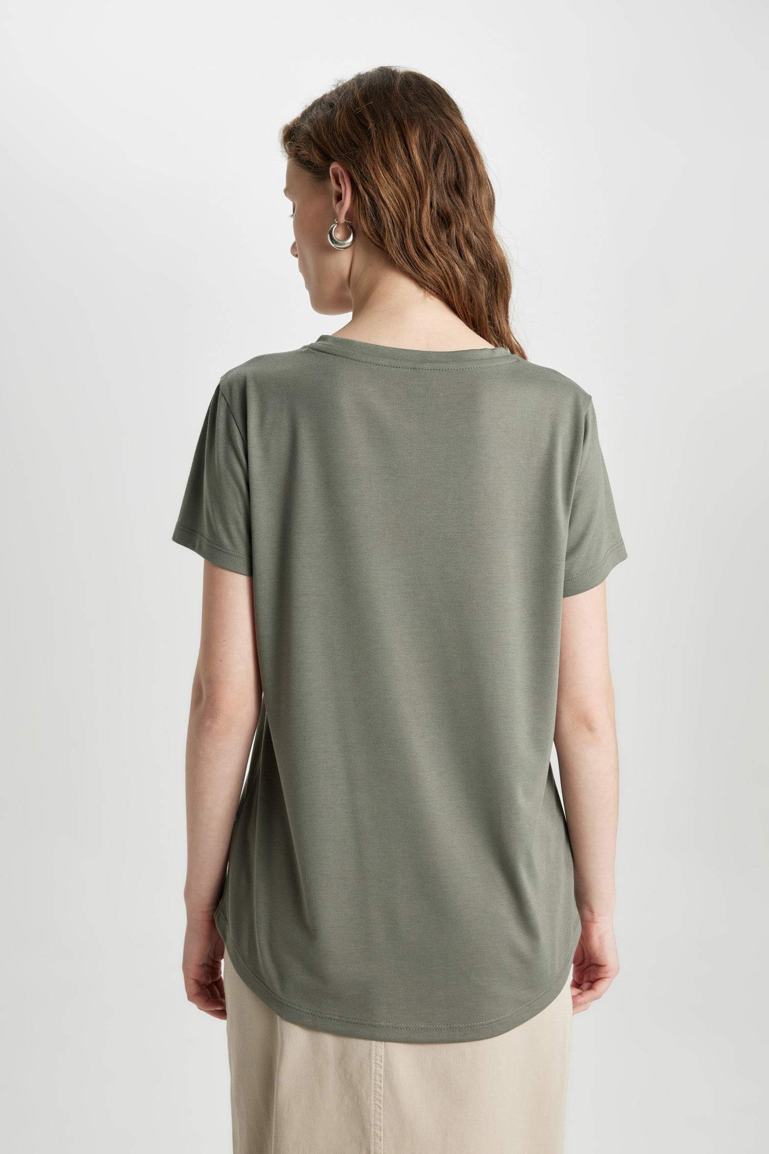 تيشيرت بطبعة حروف قصة مريحة برقبة مستديرة