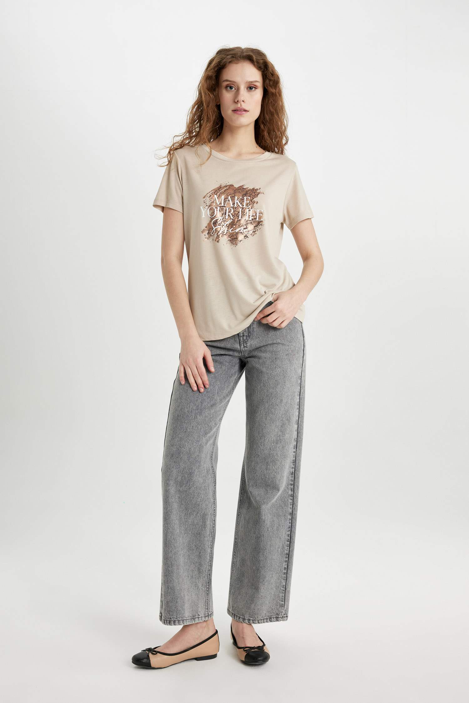 تيشيرت نص ردن مطبوع بياخة مستديرة وقصة عادية