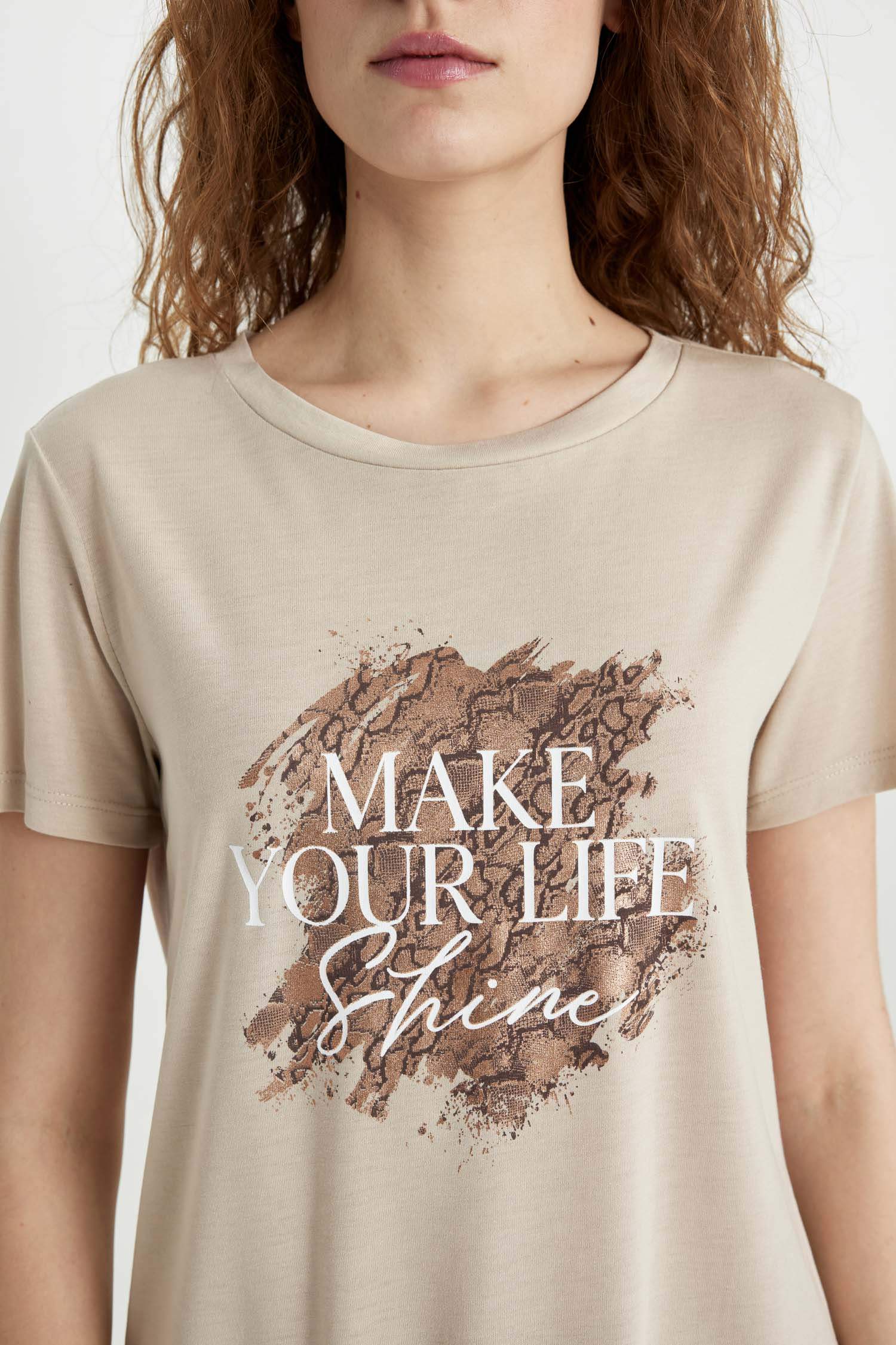 تيشيرت نص ردن مطبوع بياخة مستديرة وقصة عادية