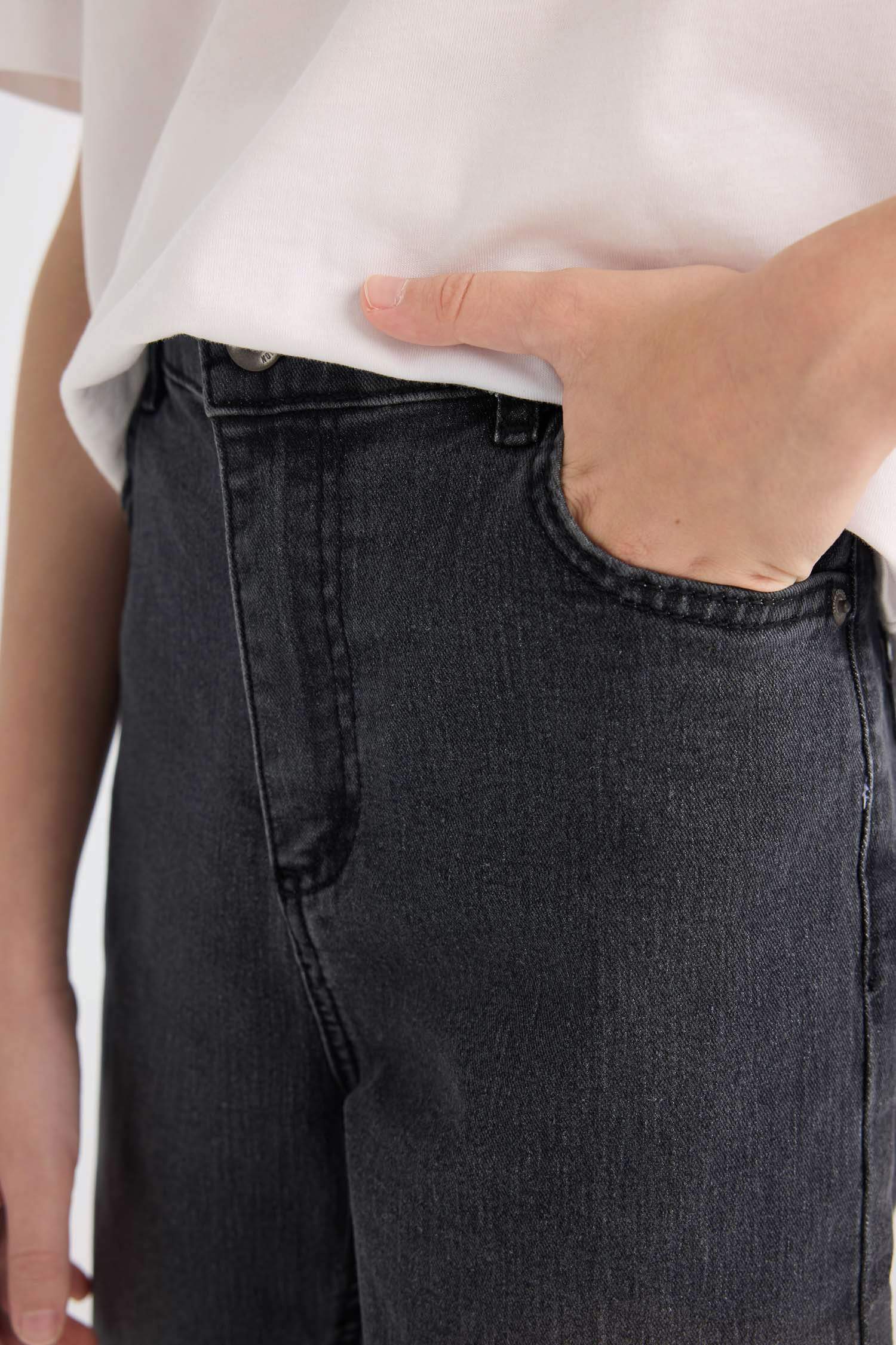 بنطلون جينز اولادي قصة فضفاضة ورجل عادية أنثرا