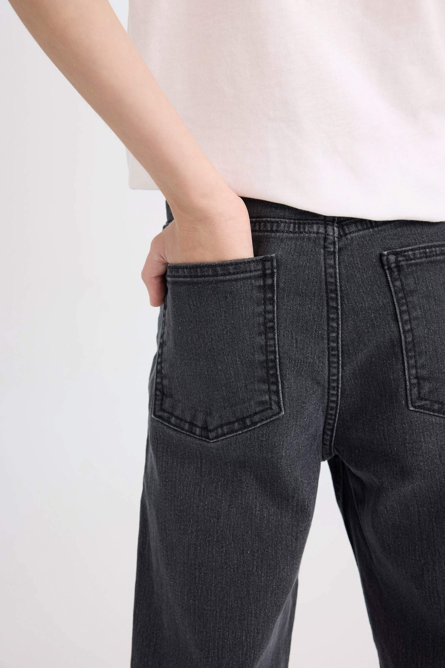 بنطلون جينز اولادي قصة فضفاضة ورجل عادية أنثرا