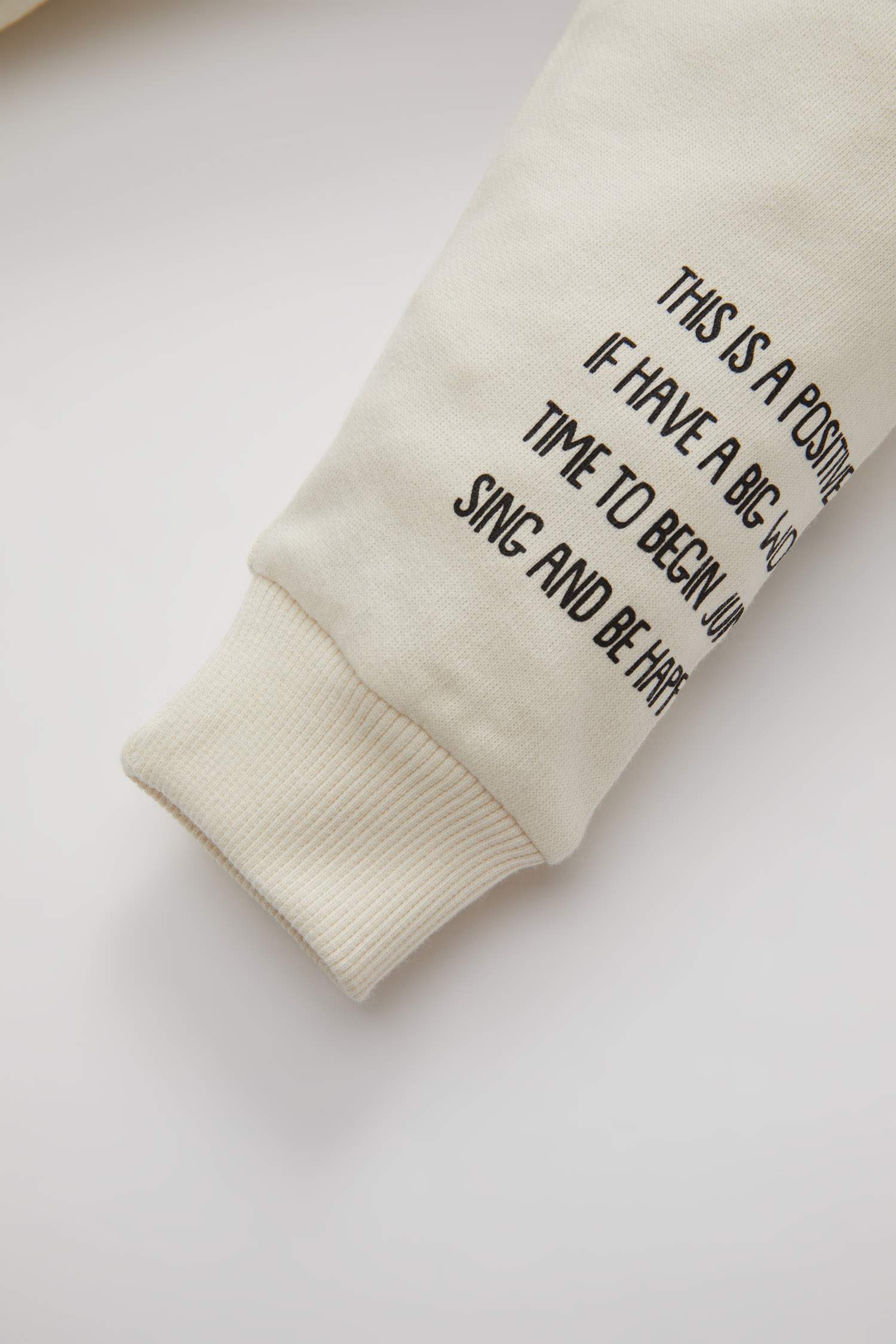 سروال سويت بانتس ولادي بطبعة شعار وقصة عادية